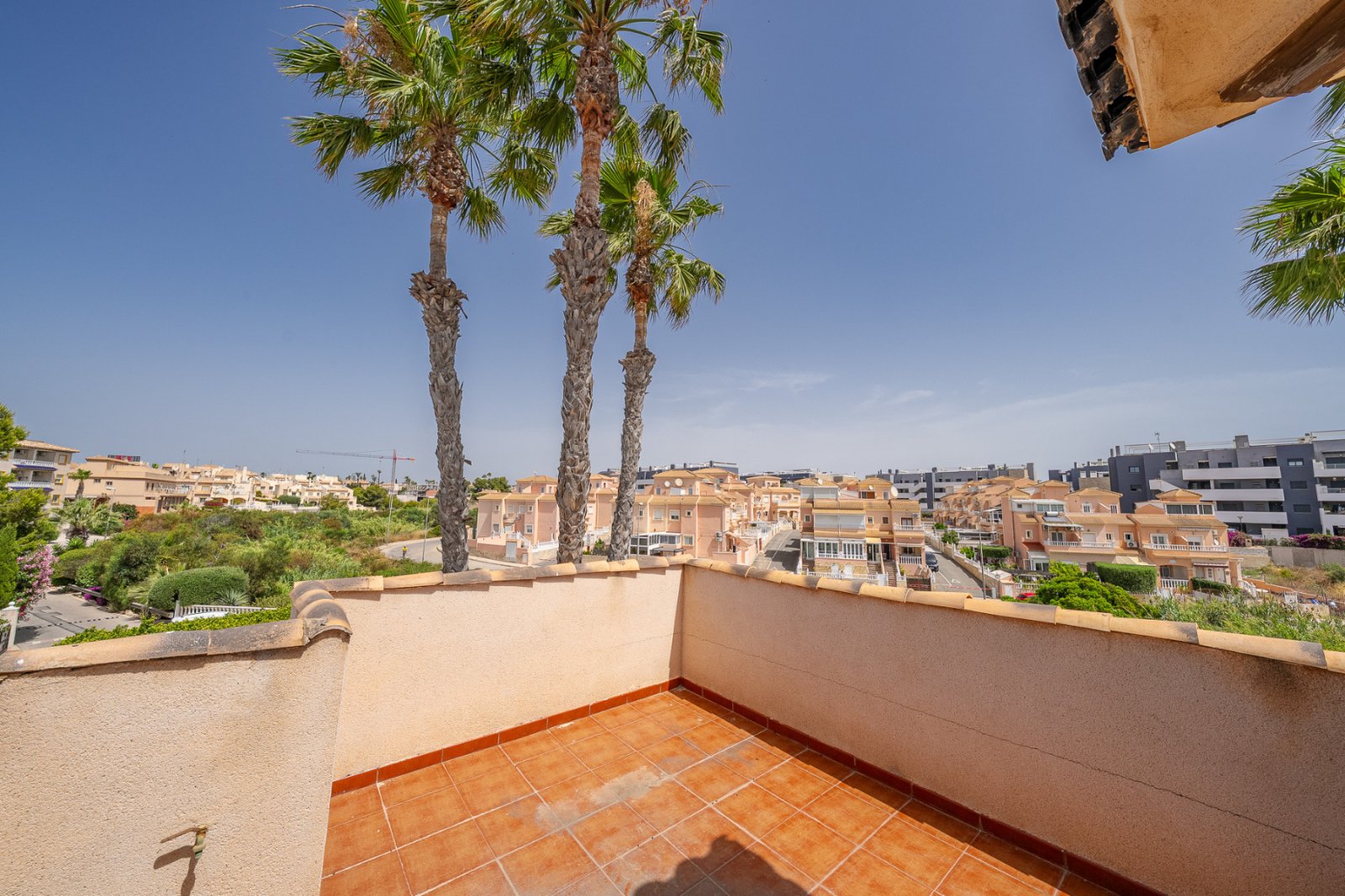 In der begehrten, abgeschlossenen Wohnanlage Villas San José, zwischen La Zenia und Playa Flamenca gelegen, bietet diese freistehende Villa Privatsph