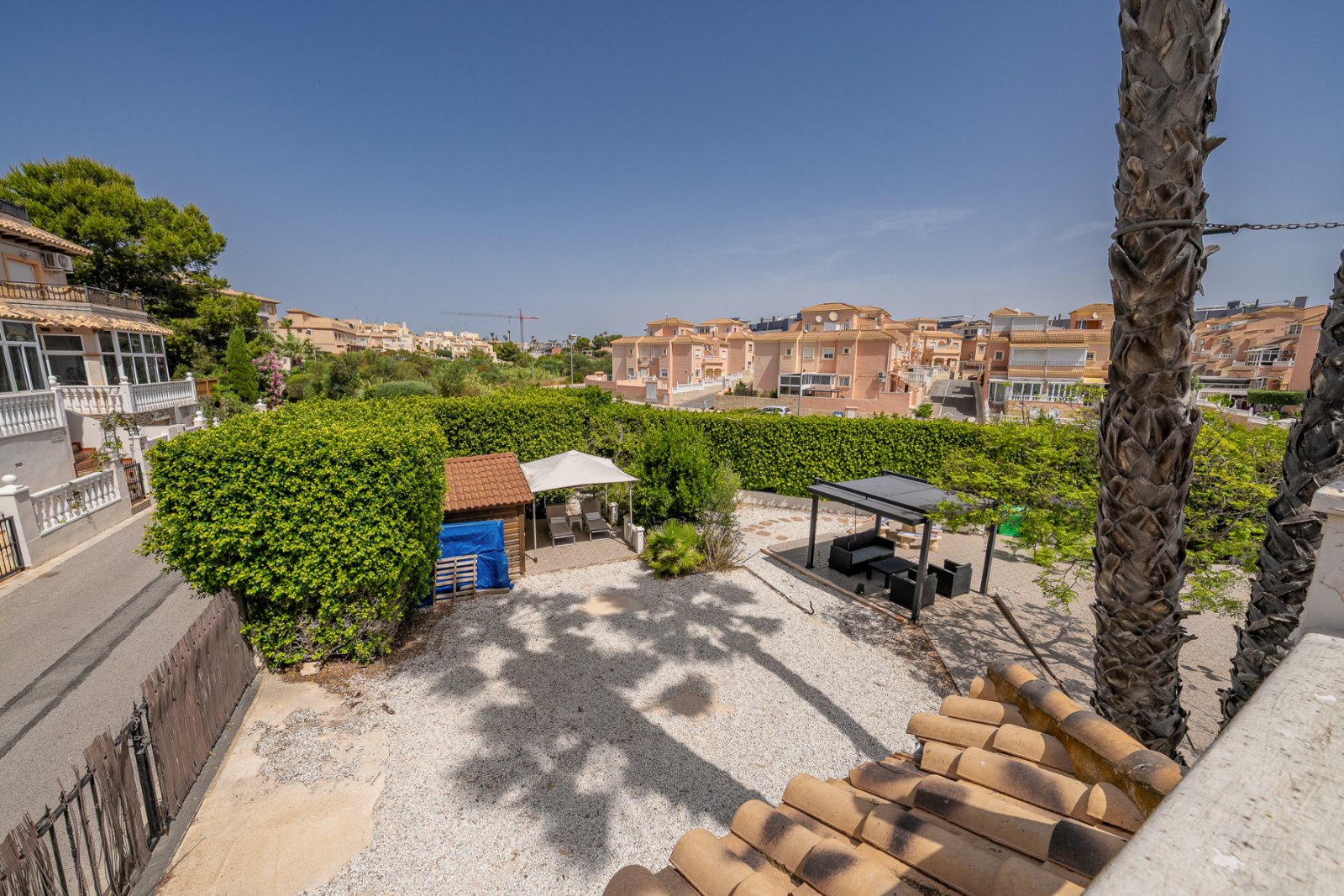 In der begehrten, abgeschlossenen Wohnanlage Villas San José, zwischen La Zenia und Playa Flamenca gelegen, bietet diese freistehende Villa Privatsph