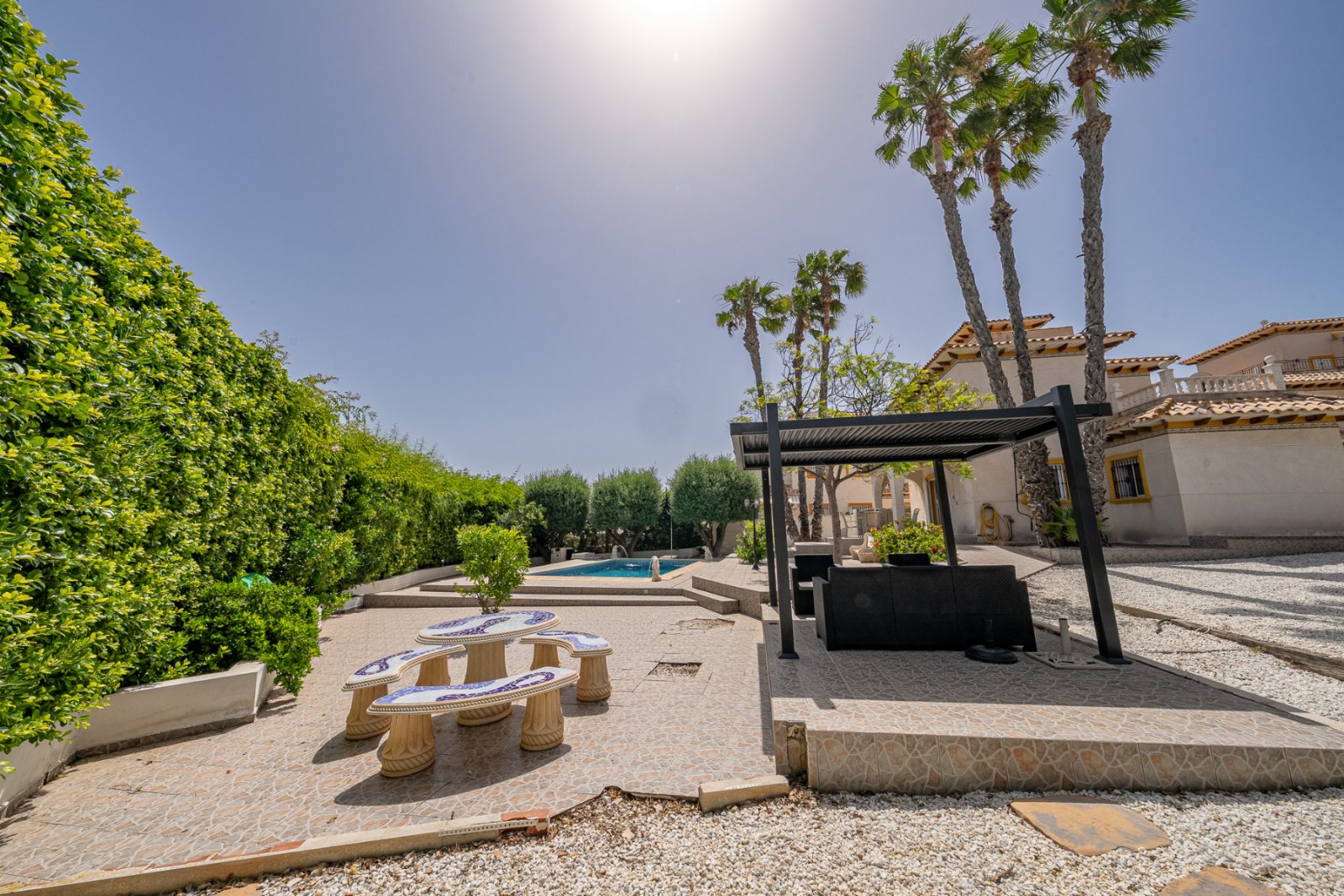 In der begehrten, abgeschlossenen Wohnanlage Villas San José, zwischen La Zenia und Playa Flamenca gelegen, bietet diese freistehende Villa Privatsph