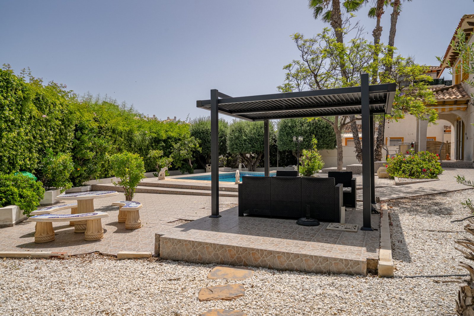 In der begehrten, abgeschlossenen Wohnanlage Villas San José, zwischen La Zenia und Playa Flamenca gelegen, bietet diese freistehende Villa Privatsph