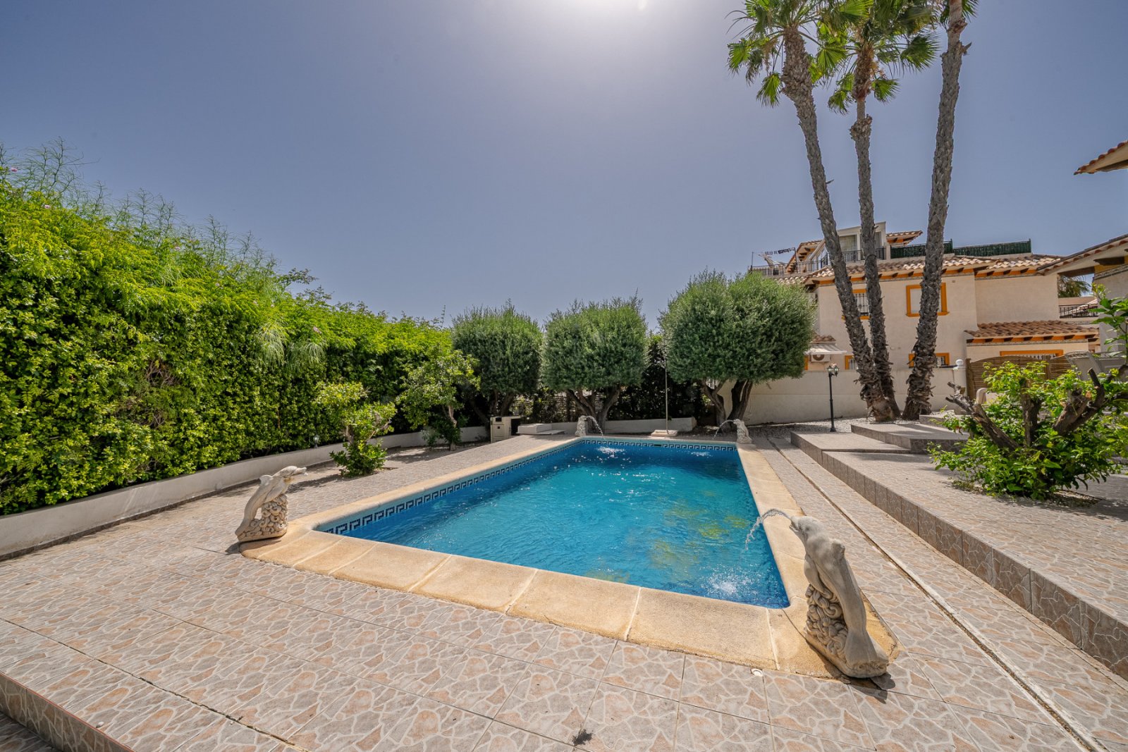 In der begehrten, abgeschlossenen Wohnanlage Villas San José, zwischen La Zenia und Playa Flamenca gelegen, bietet diese freistehende Villa Privatsph