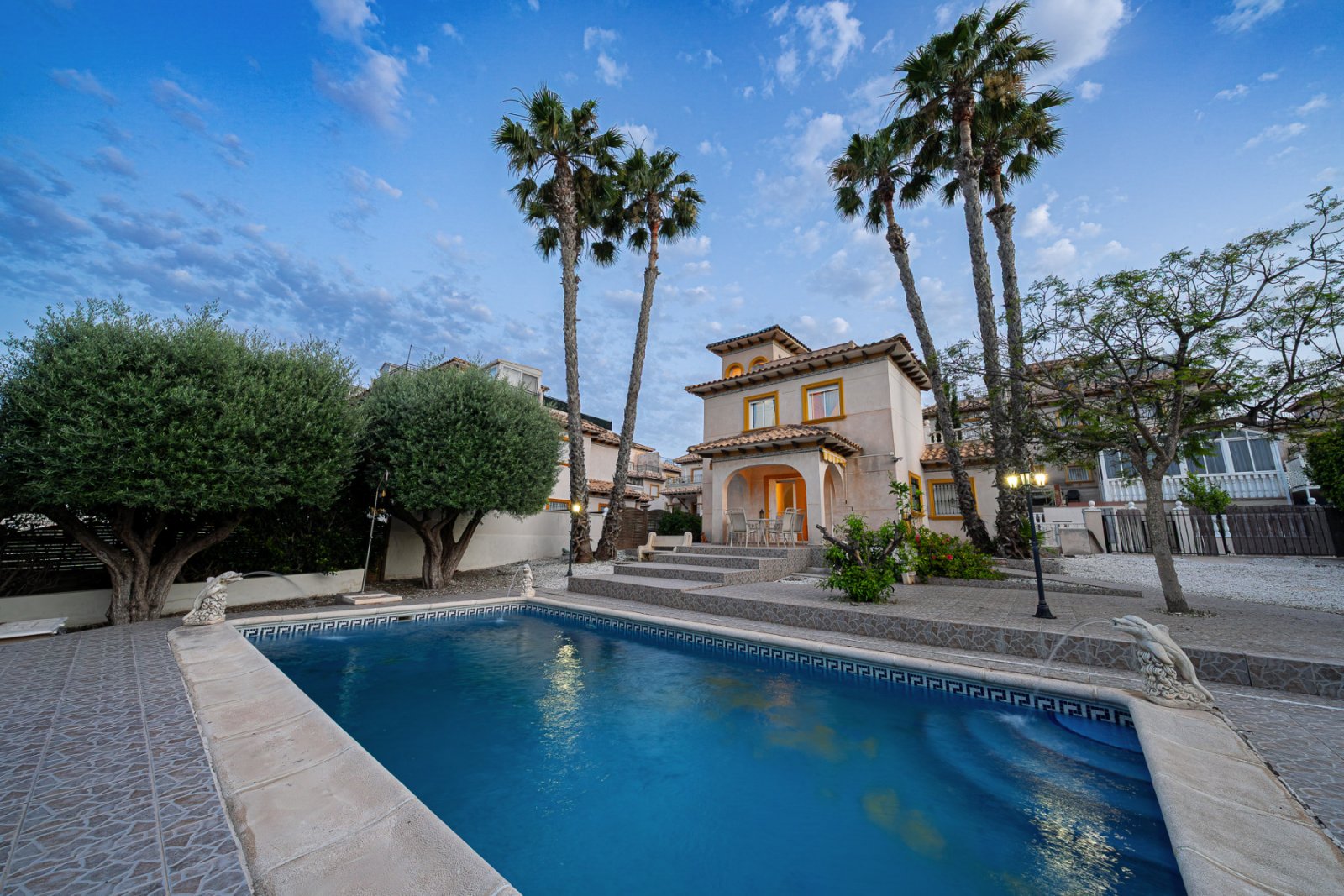 In der begehrten, abgeschlossenen Wohnanlage Villas San José, zwischen La Zenia und Playa Flamenca gelegen, bietet diese freistehende Villa Privatsph