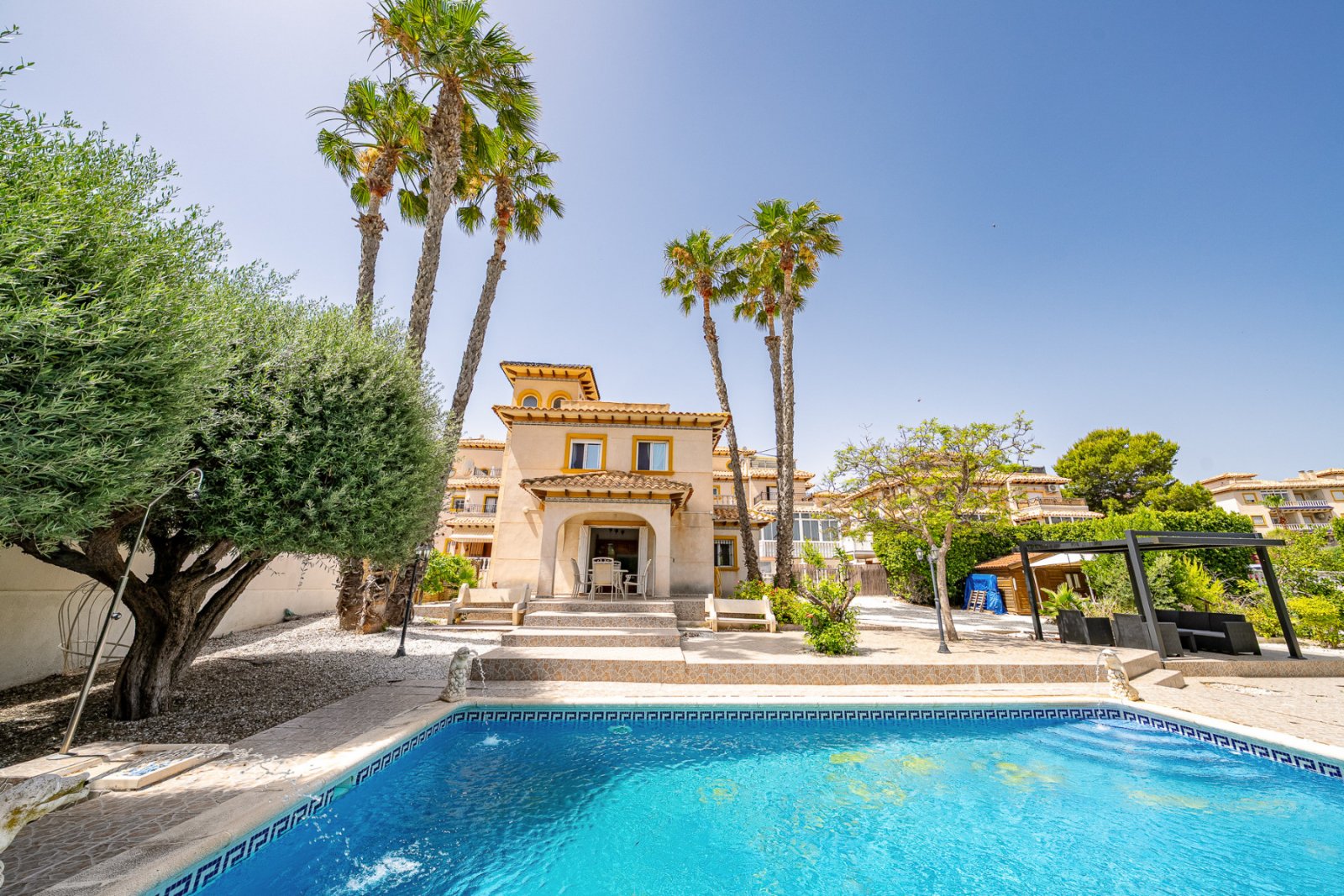 In der begehrten, abgeschlossenen Wohnanlage Villas San José, zwischen La Zenia und Playa Flamenca gelegen, bietet diese freistehende Villa Privatsph