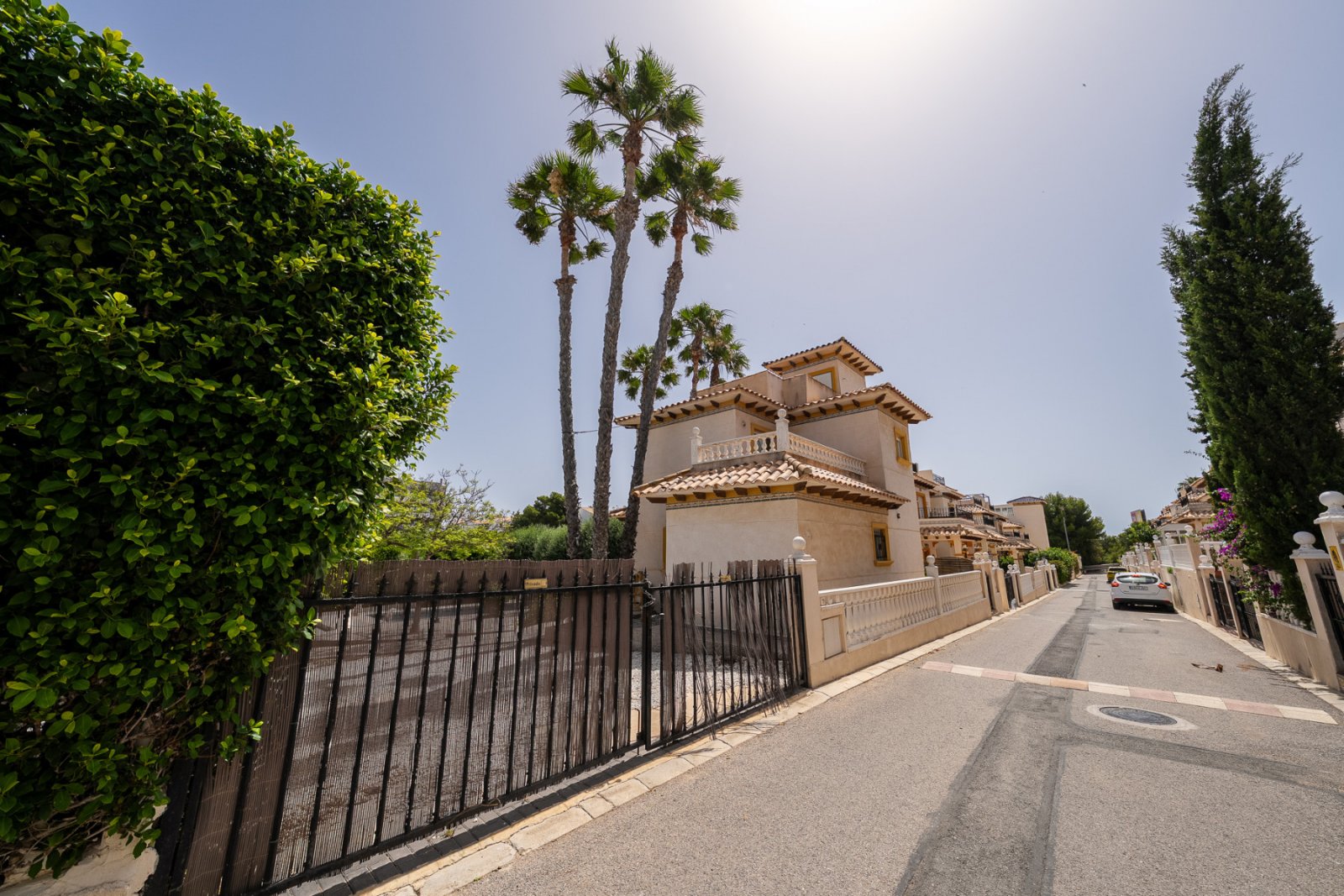 In der begehrten, abgeschlossenen Wohnanlage Villas San José, zwischen La Zenia und Playa Flamenca gelegen, bietet diese freistehende Villa Privatsph