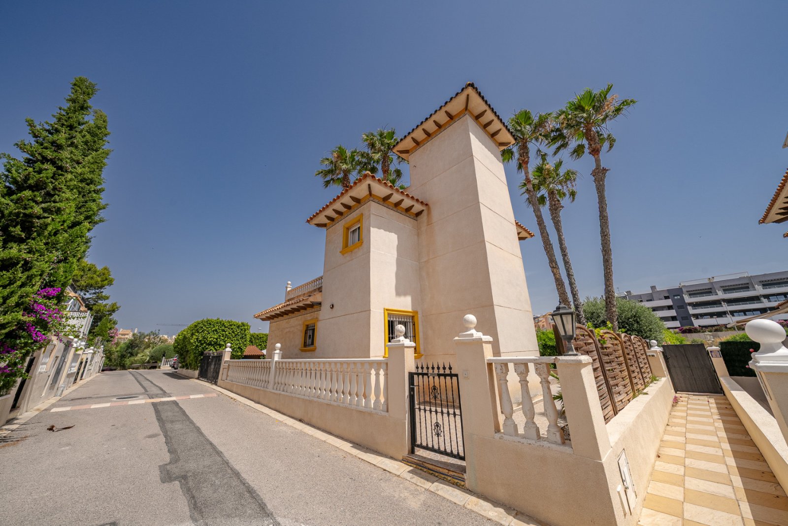 In der begehrten, abgeschlossenen Wohnanlage Villas San José, zwischen La Zenia und Playa Flamenca gelegen, bietet diese freistehende Villa Privatsph