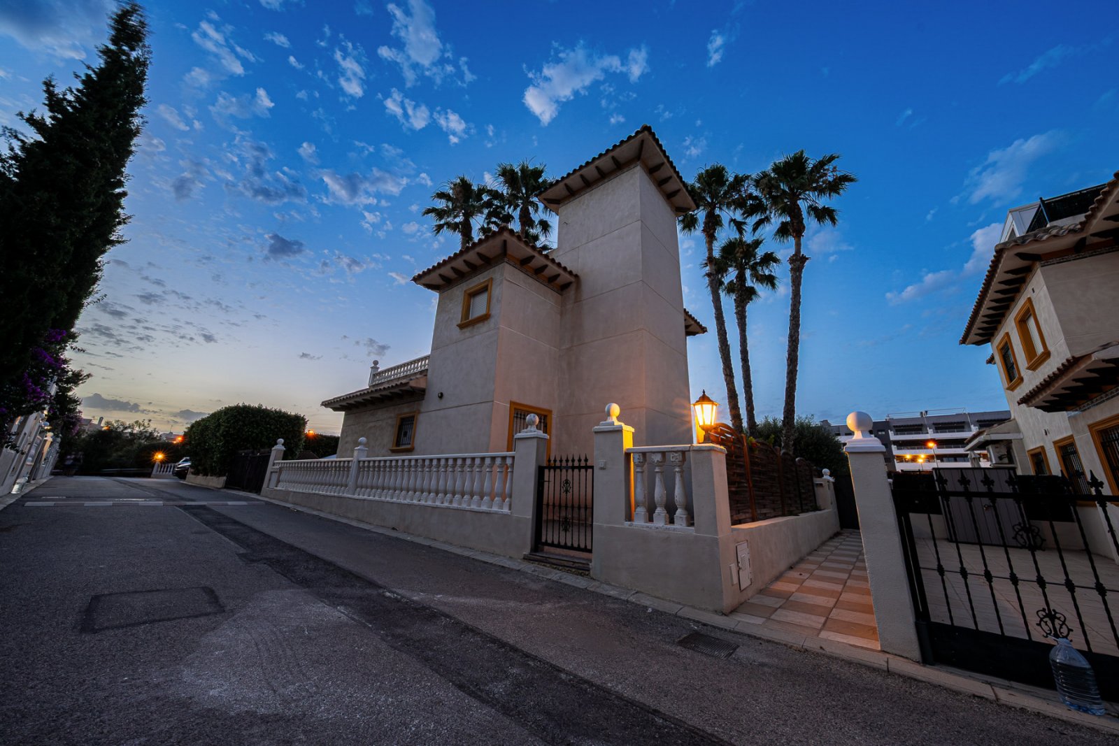 In der begehrten, abgeschlossenen Wohnanlage Villas San José, zwischen La Zenia und Playa Flamenca gelegen, bietet diese freistehende Villa Privatsph