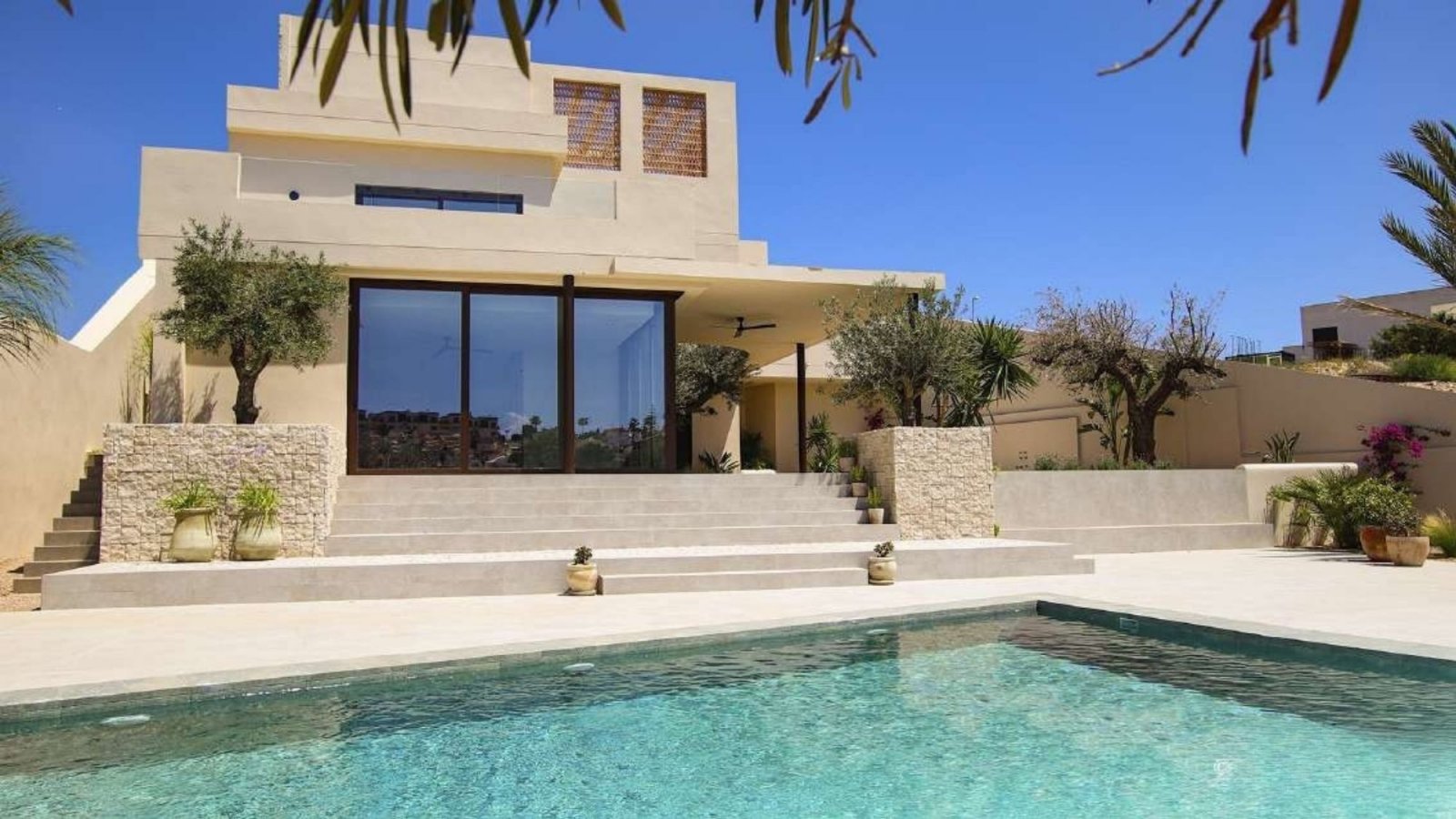  In der charmanten Gegend von La Marina gelegen, bietet diese Villa ein außergewöhnliches Wohnerlebnis. Mit einem modernen und eleganten Design ist di