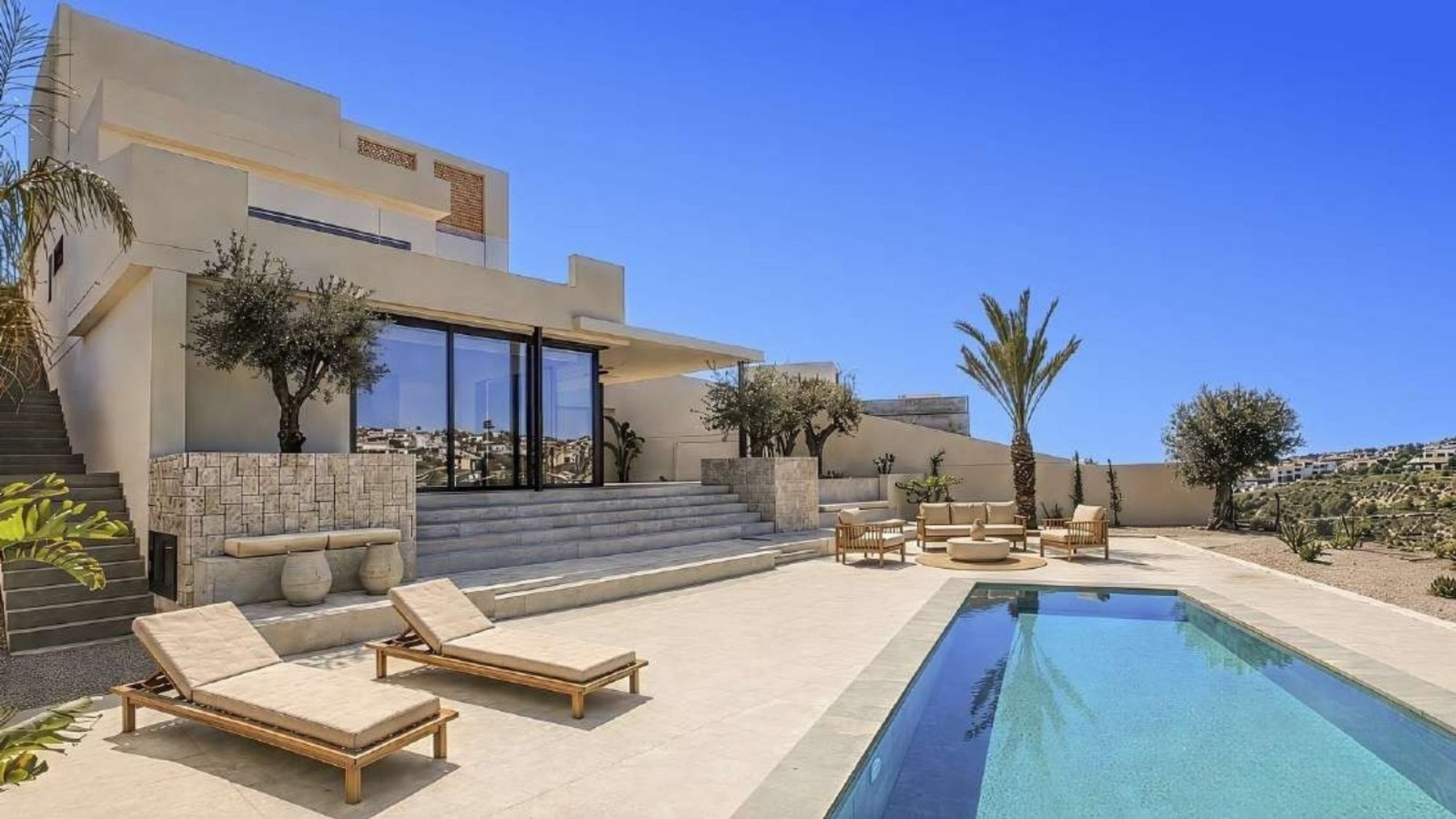  In der charmanten Gegend von La Marina gelegen, bietet diese Villa ein außergewöhnliches Wohnerlebnis. Mit einem modernen und eleganten Design ist di