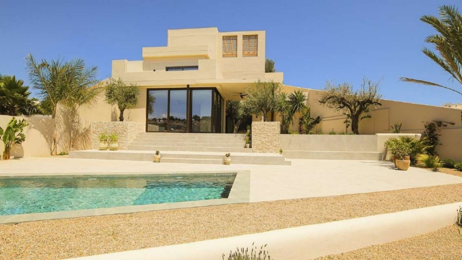  In der charmanten Gegend von La Marina gelegen, bietet diese Villa ein außergewöhnliches Wohnerlebnis. Mit einem modernen und eleganten Design ist di