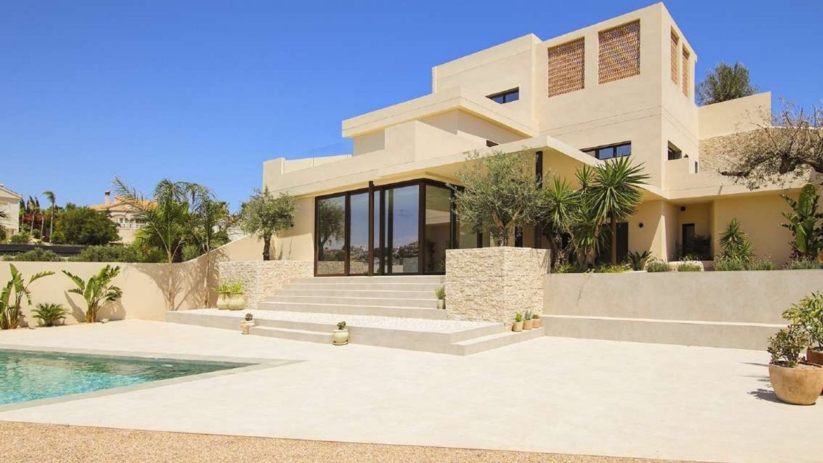  In der charmanten Gegend von La Marina gelegen, bietet diese Villa ein außergewöhnliches Wohnerlebnis. Mit einem modernen und eleganten Design ist di