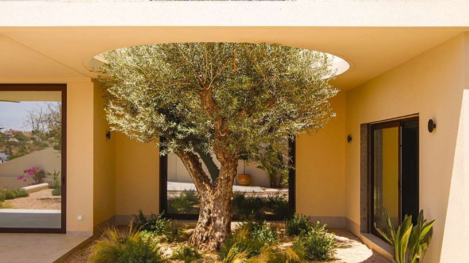  In der charmanten Gegend von La Marina gelegen, bietet diese Villa ein außergewöhnliches Wohnerlebnis. Mit einem modernen und eleganten Design ist di