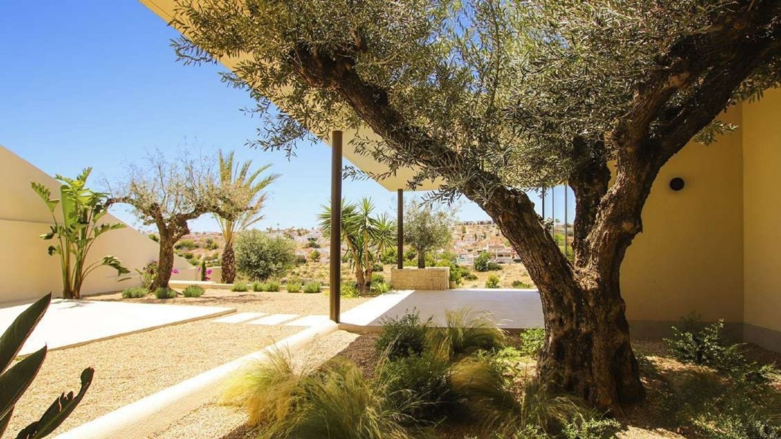  In der charmanten Gegend von La Marina gelegen, bietet diese Villa ein außergewöhnliches Wohnerlebnis. Mit einem modernen und eleganten Design ist di