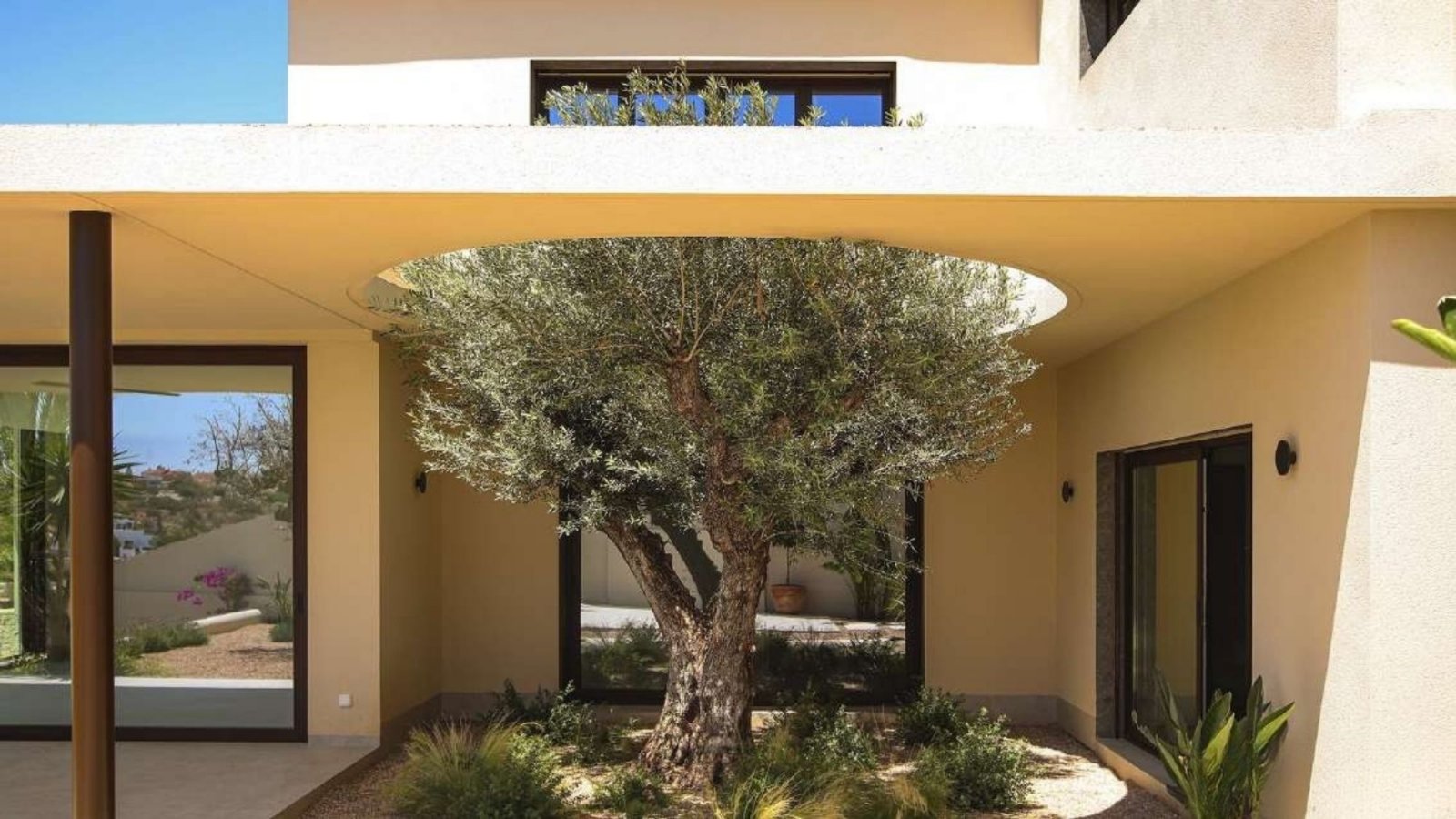  In der charmanten Gegend von La Marina gelegen, bietet diese Villa ein außergewöhnliches Wohnerlebnis. Mit einem modernen und eleganten Design ist di