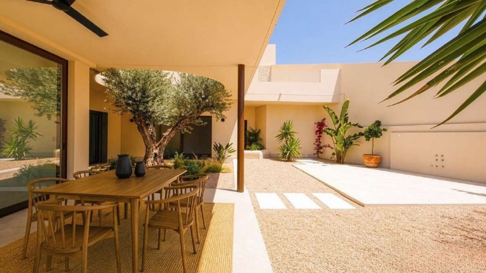  In der charmanten Gegend von La Marina gelegen, bietet diese Villa ein außergewöhnliches Wohnerlebnis. Mit einem modernen und eleganten Design ist di