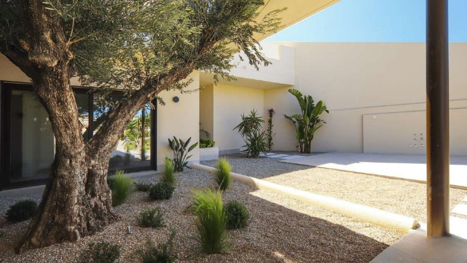  In der charmanten Gegend von La Marina gelegen, bietet diese Villa ein außergewöhnliches Wohnerlebnis. Mit einem modernen und eleganten Design ist di