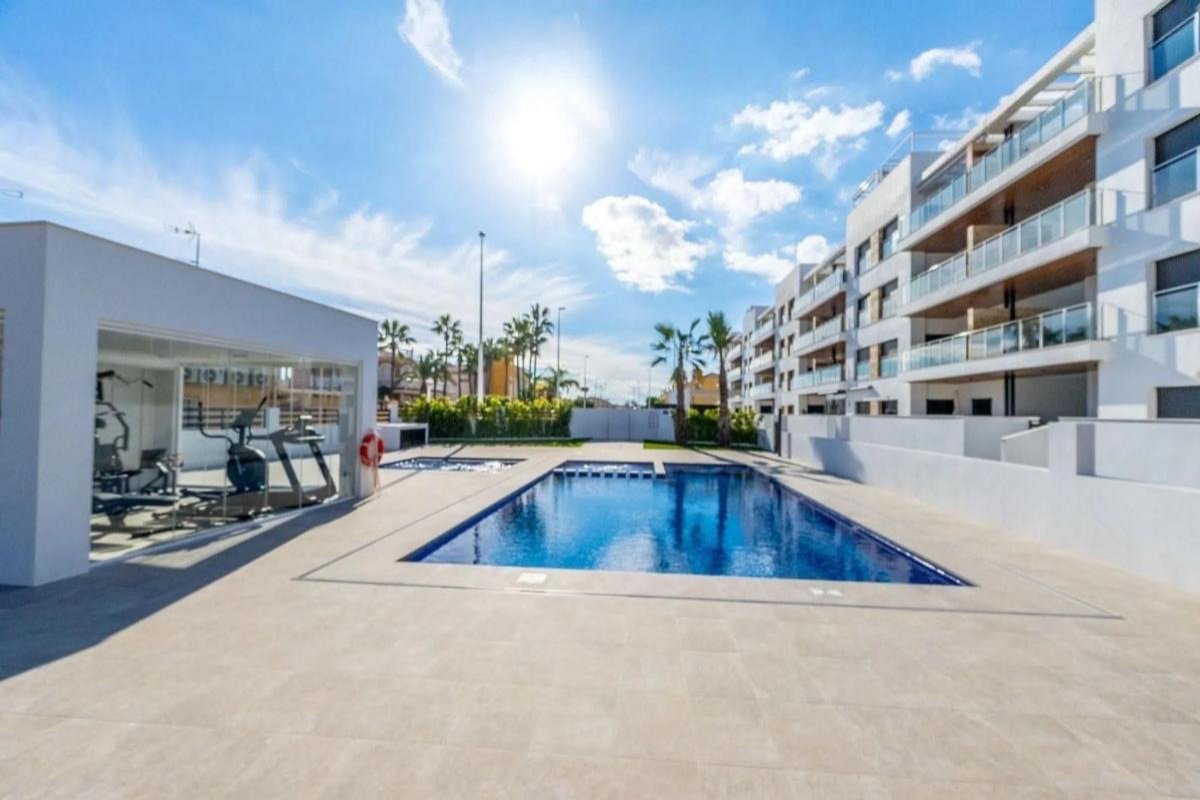  In der charmanten Stadt Torrevieja gelegen, bietet diese Wohnanlage eine Auswahl an Wohnungen, die durch ihr modernes und funktionales Design hervors