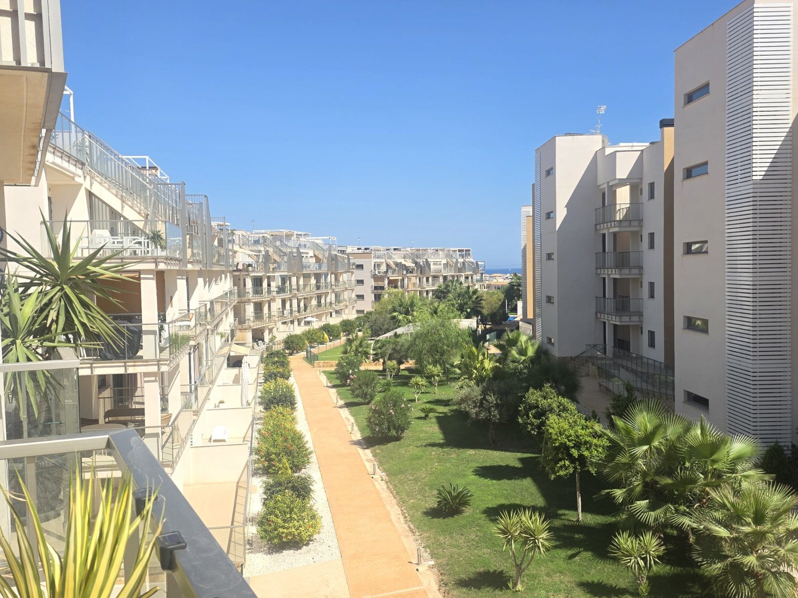 Elegantes mediterranes Wohnen in Villamartín Gardens, Orihuela Costa
Entdecken Sie modernes, mediterranes Wohnen in diesem wunderschön ausg