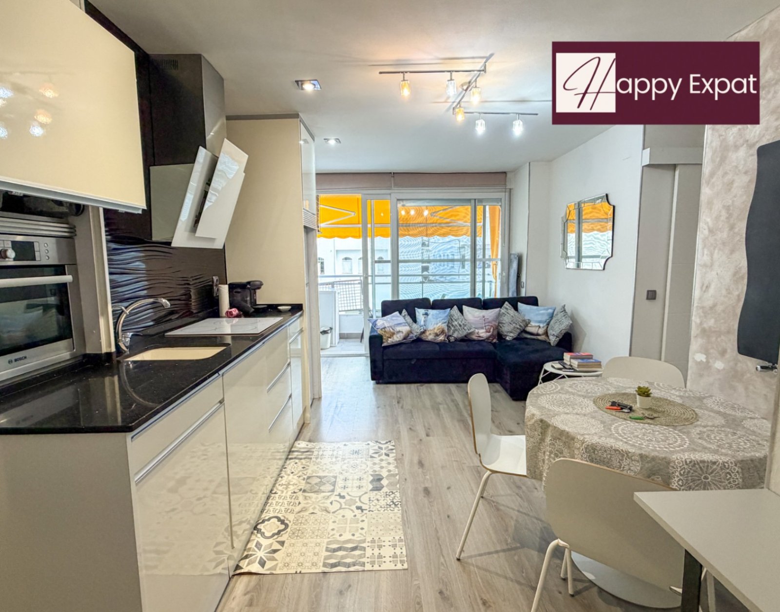 EINZIGARTIGE INVESTITIONSMÖGLICHKEIT IM STADTZENTRUM VON SITGES (OASIS-GEBIET) Immobilie mit Touristenlizenz, aufgeteilt in 2 unabhängige Apartmen