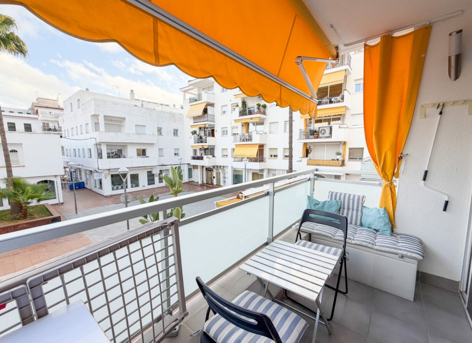 EINZIGARTIGE INVESTITIONSMÖGLICHKEIT IM STADTZENTRUM VON SITGES (OASIS-GEBIET) Immobilie mit Touristenlizenz, aufgeteilt in 2 unabhängige Apartmen