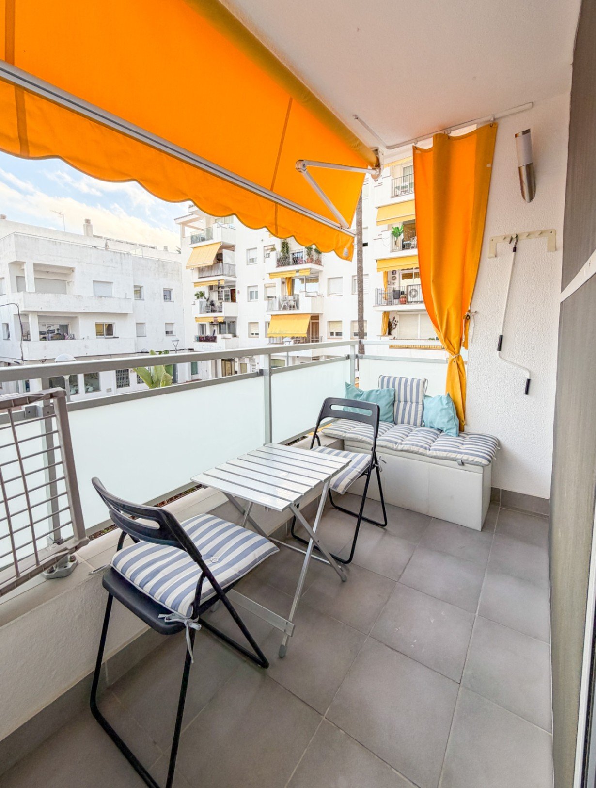 EINZIGARTIGE INVESTITIONSMÖGLICHKEIT IM STADTZENTRUM VON SITGES (OASIS-GEBIET) Immobilie mit Touristenlizenz, aufgeteilt in 2 unabhängige Apartmen
