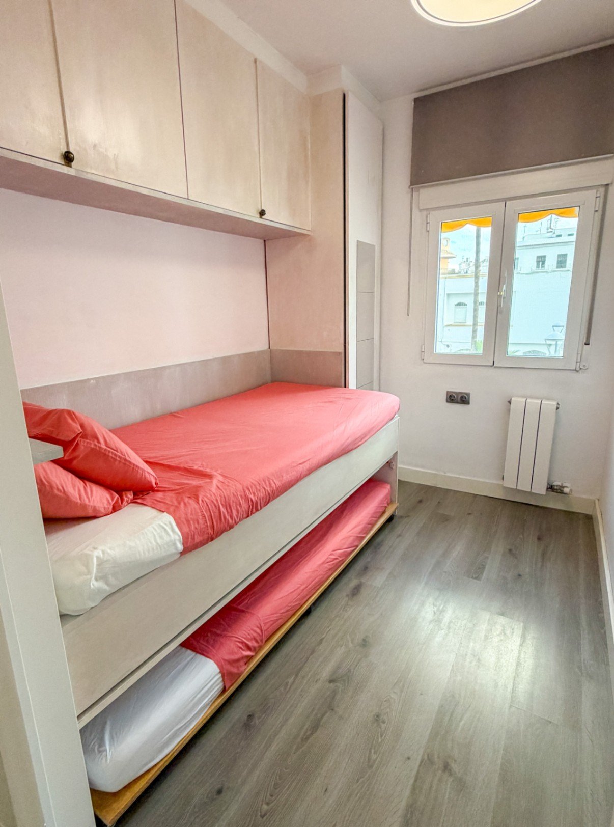 EINZIGARTIGE INVESTITIONSMÖGLICHKEIT IM STADTZENTRUM VON SITGES (OASIS-GEBIET) Immobilie mit Touristenlizenz, aufgeteilt in 2 unabhängige Apartmen