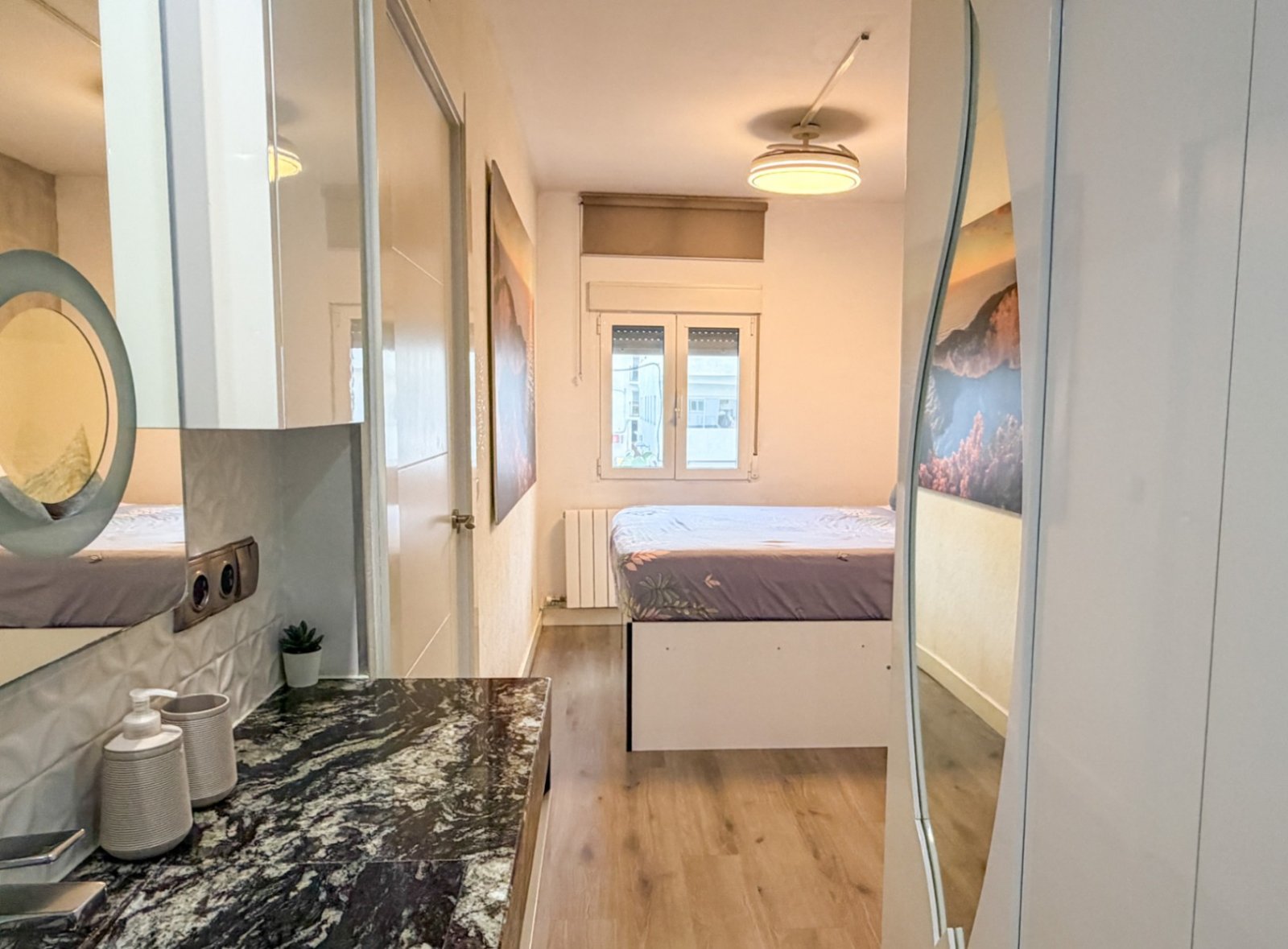 EINZIGARTIGE INVESTITIONSMÖGLICHKEIT IM STADTZENTRUM VON SITGES (OASIS-GEBIET) Immobilie mit Touristenlizenz, aufgeteilt in 2 unabhängige Apartmen