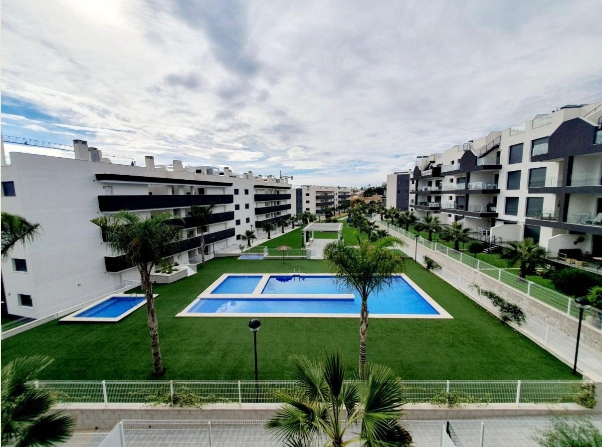   Discover this superb modern flat situated on the 2nd floor (with lift access) within the prestigious, secure Valentino Golf residence. Ideally facin 