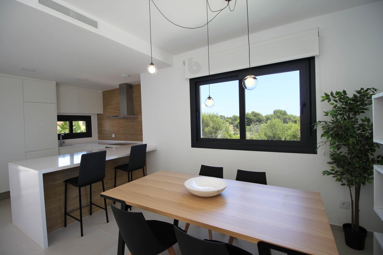 In der prestigeträchtigen Umgebung von Lo Romero Golf gelegen, bietet diese Wohnanlage eine Auswahl an Apartments, Erdgeschossen und Penthäusern. Mit