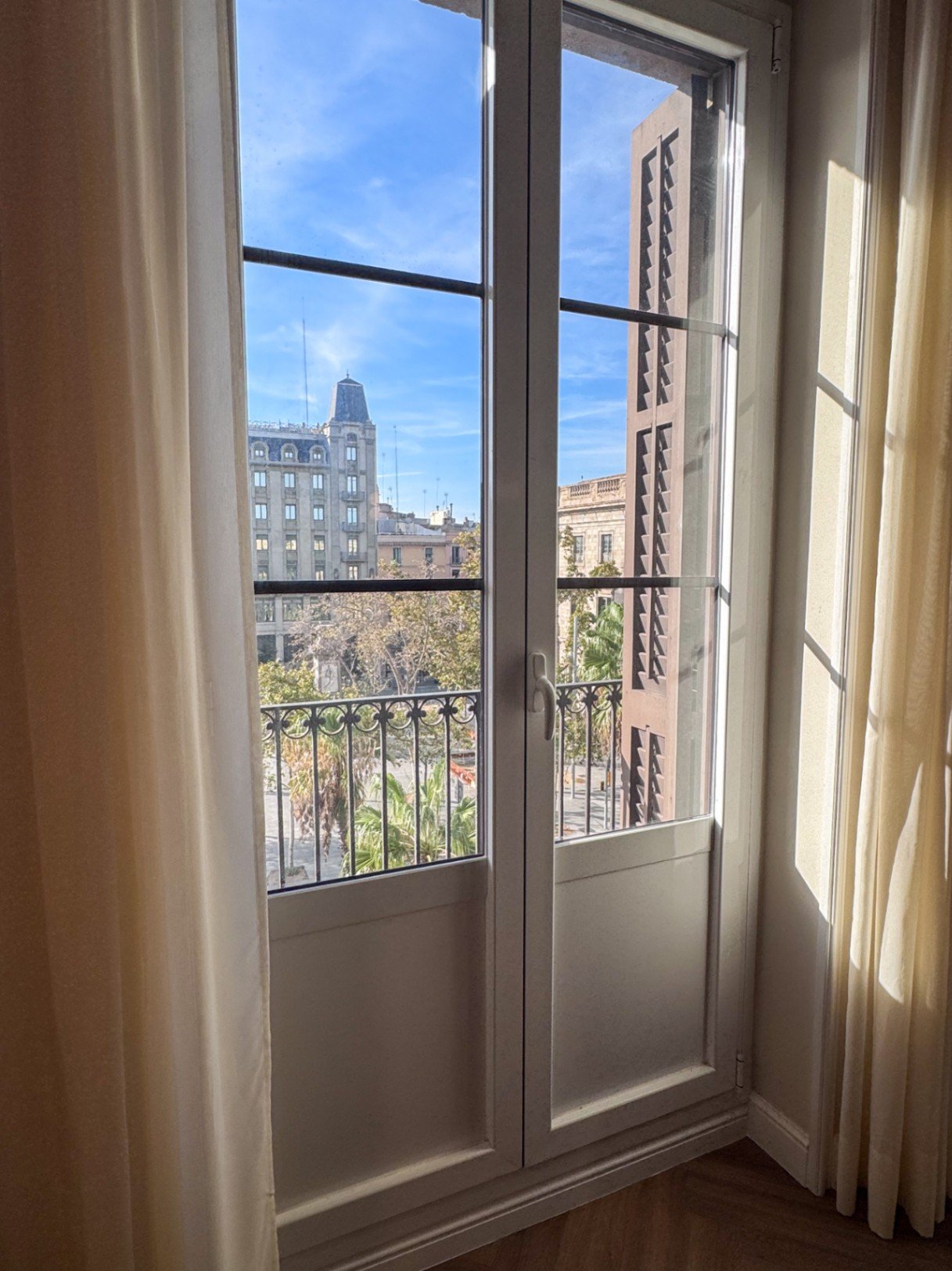 Wohnen Sie im Herzen des historischen Barcelona, nur wenige Schritte von Port Vell und dem Mittelmeer entfernt, in einem renovierten Zuhause, das ursp