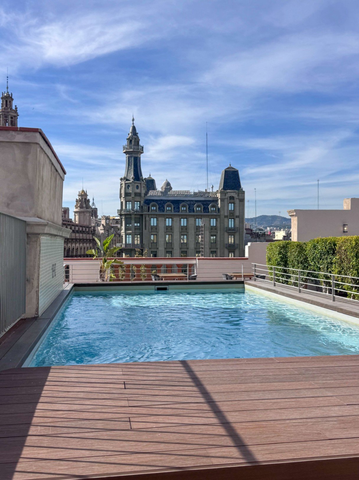 Wohnen Sie im Herzen des historischen Barcelona, nur wenige Schritte von Port Vell und dem Mittelmeer entfernt, in einem renovierten Zuhause, das ursp