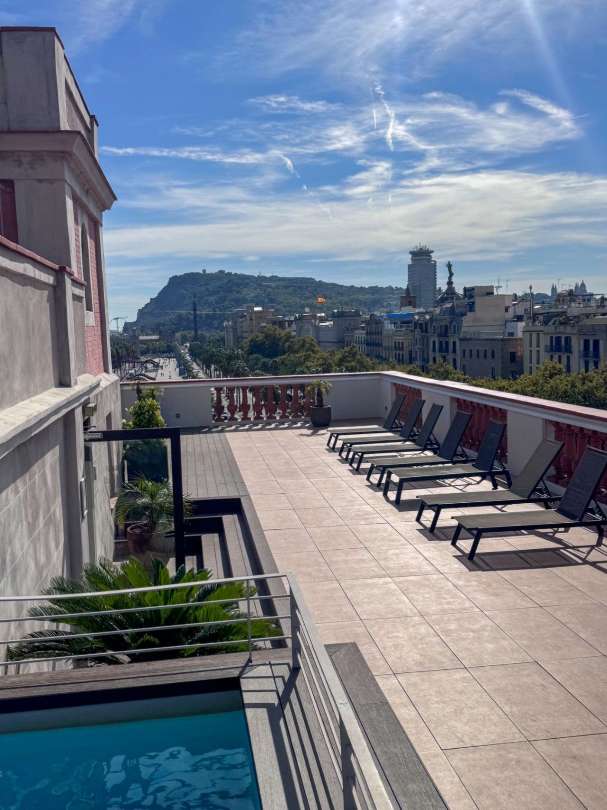 Wohnen Sie im Herzen des historischen Barcelona, nur wenige Schritte von Port Vell und dem Mittelmeer entfernt, in einem renovierten Zuhause, das ursp