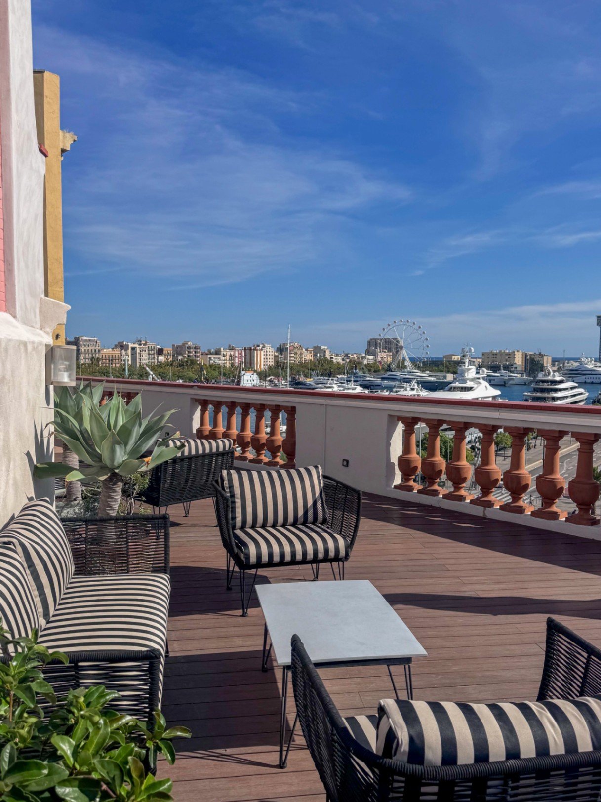 Wohnen Sie im Herzen des historischen Barcelona, nur wenige Schritte von Port Vell und dem Mittelmeer entfernt, in einem renovierten Zuhause, das ursp