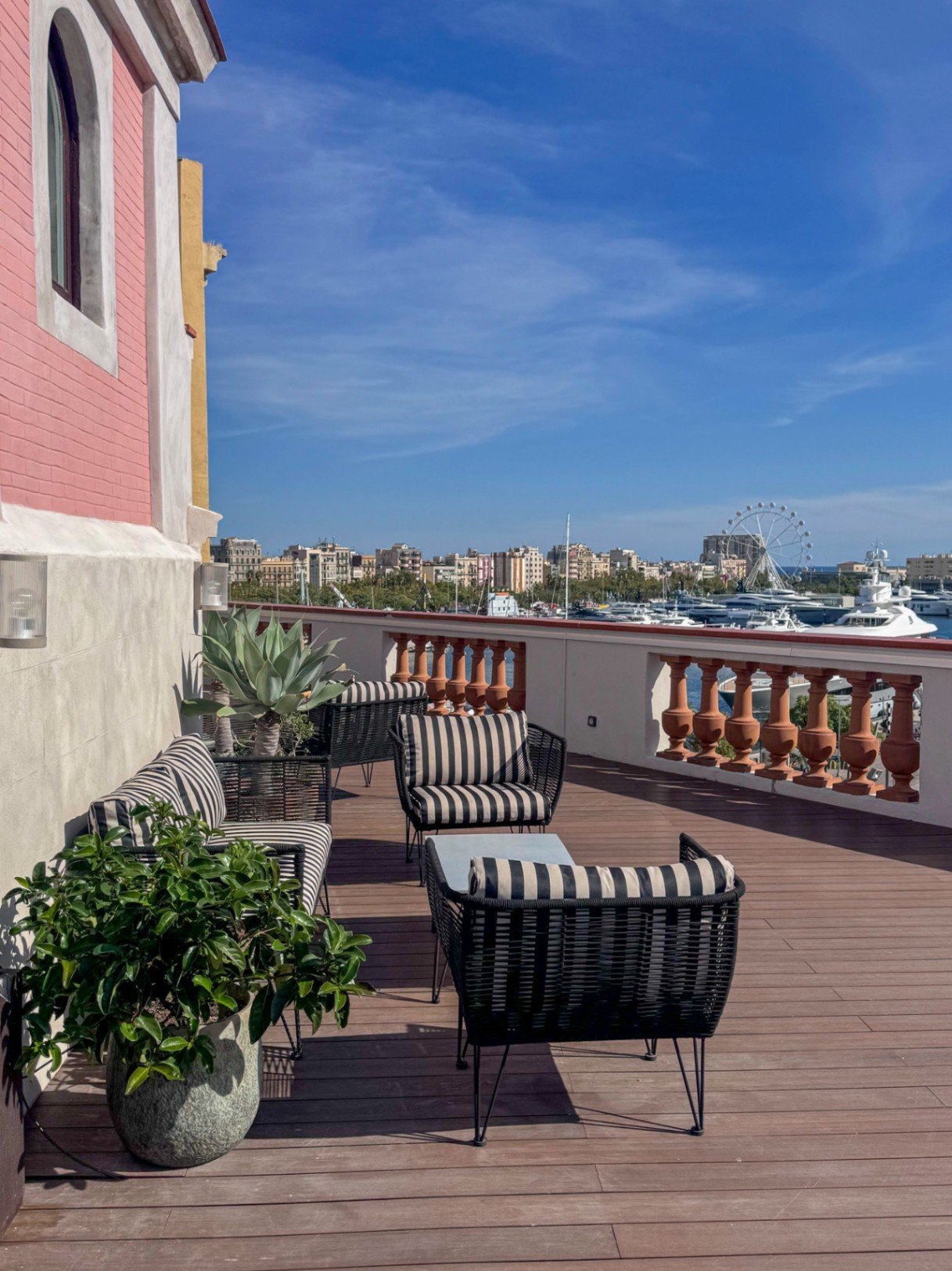 Wohnen Sie im Herzen des historischen Barcelona, nur wenige Schritte von Port Vell und dem Mittelmeer entfernt, in einem renovierten Zuhause, das ursp