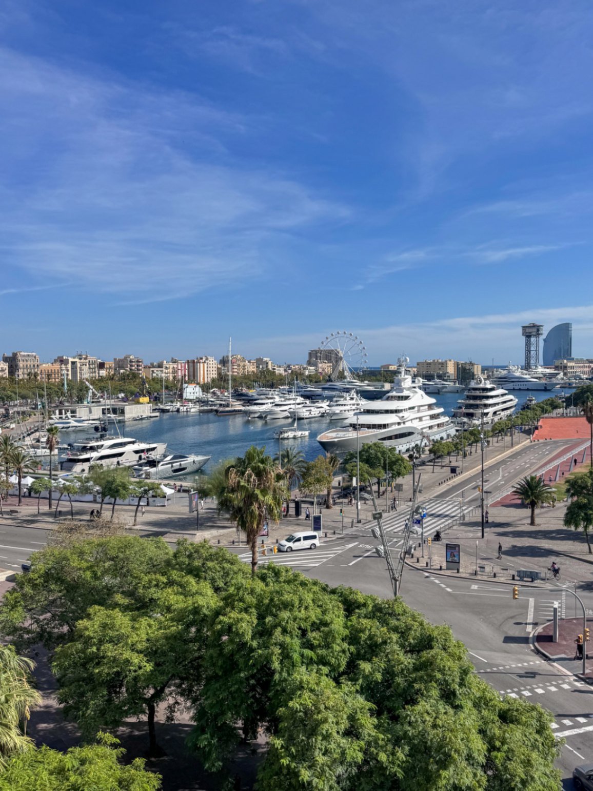 Wohnen Sie im Herzen des historischen Barcelona, nur wenige Schritte von Port Vell und dem Mittelmeer entfernt, in einem renovierten Zuhause, das ursp