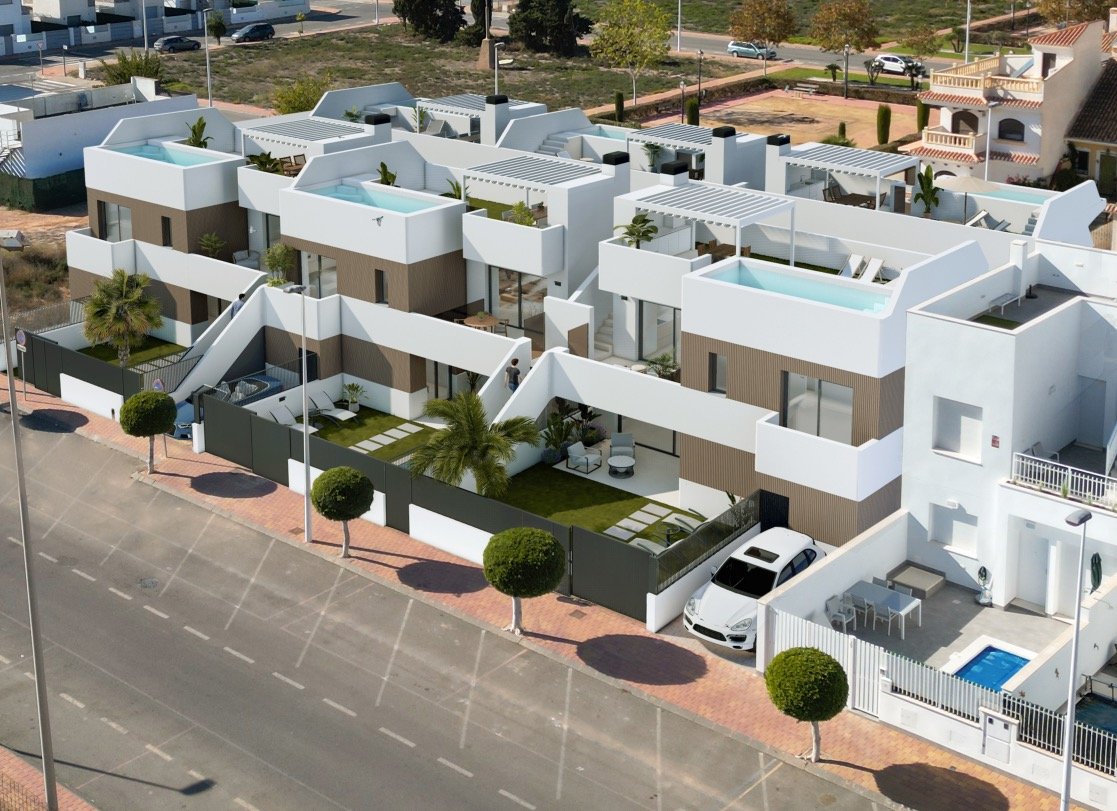 In der charmanten Stadt San Pedro del Pinatar gelegen, bietet diese exklusive Sammlung von 12 Bungalows die perfekte Kombination aus Komfort und Stil