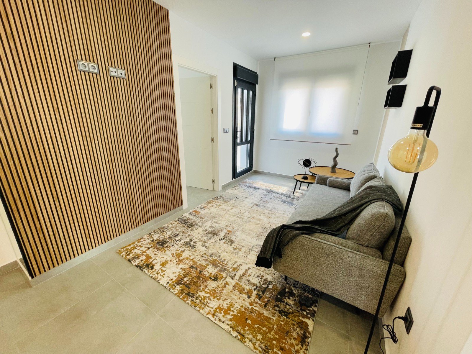 In der charmanten Stadt Torrevieja gelegen, bietet dieses exklusive Immobilienangebot zwei unabhängige Häuser, die durch ihr modernes und funktionale