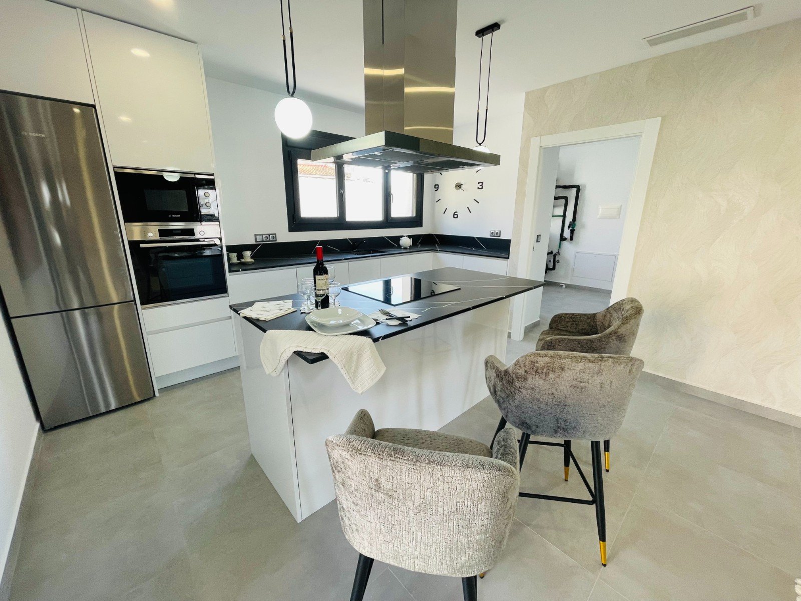 In der charmanten Stadt Torrevieja gelegen, bietet dieses exklusive Immobilienangebot zwei unabhängige Häuser, die durch ihr modernes und funktionale
