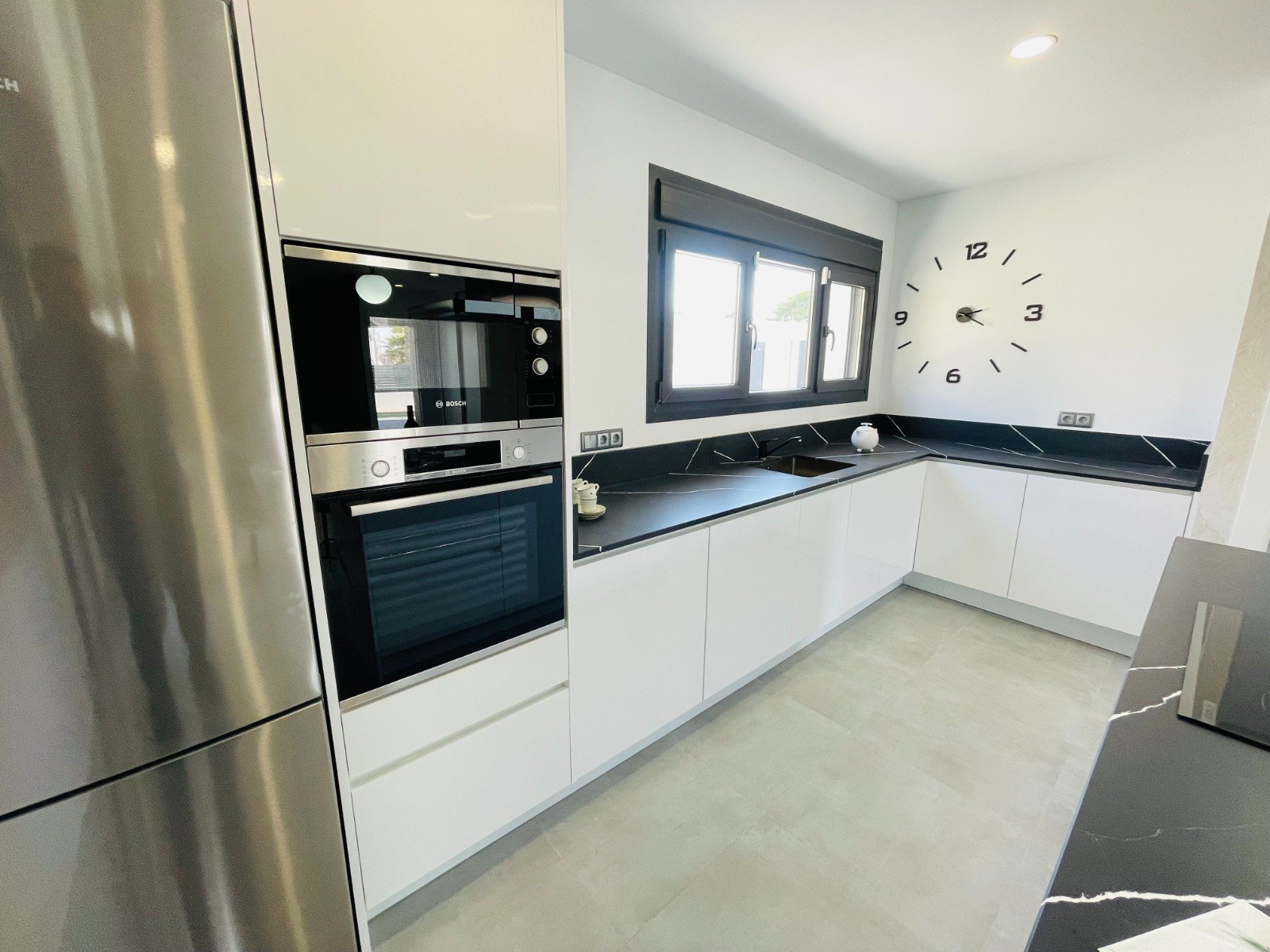 In der charmanten Stadt Torrevieja gelegen, bietet dieses exklusive Immobilienangebot zwei unabhängige Häuser, die durch ihr modernes und funktionale