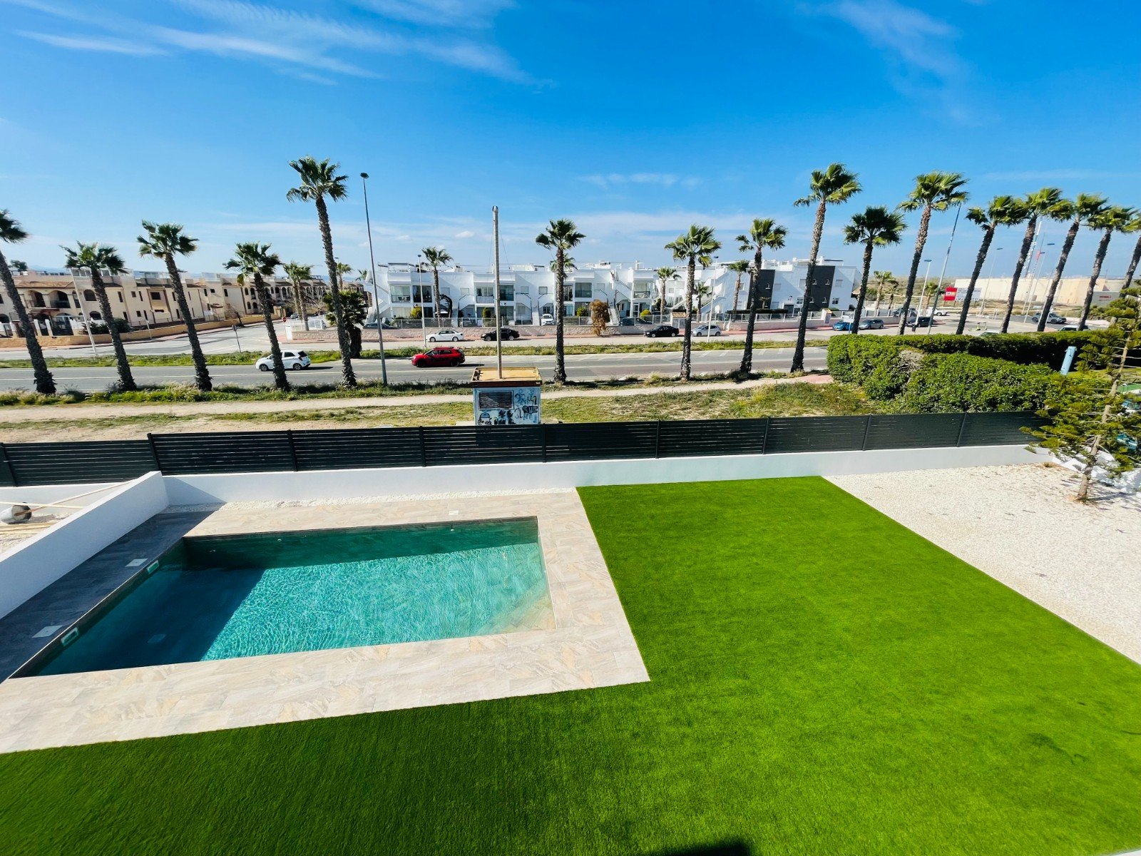 In der charmanten Stadt Torrevieja gelegen, bietet dieses exklusive Immobilienangebot zwei unabhängige Häuser, die durch ihr modernes und funktionale
