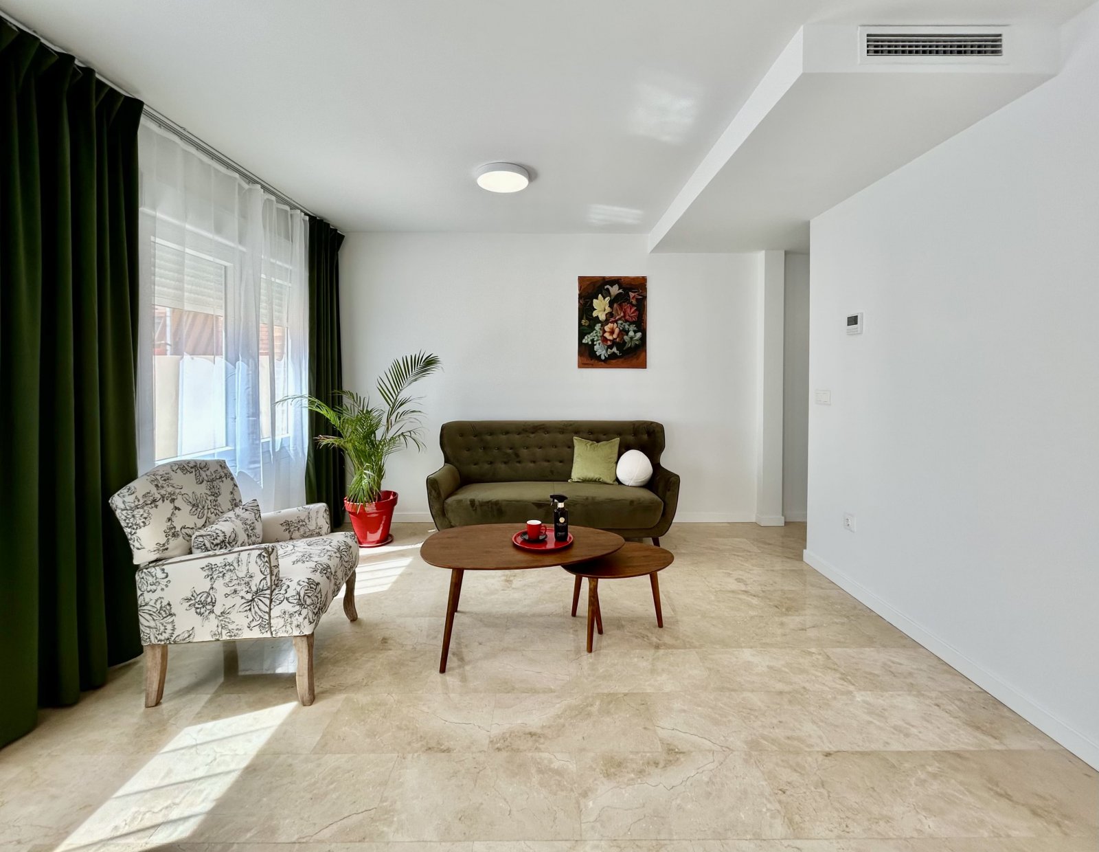 In der lebhaften Stadt Alicante (Alacant) gelegen, bietet dieses Wohnresort eine Auswahl von acht Immobilien, darunter Wohnungen, Erdgeschosse und Pe