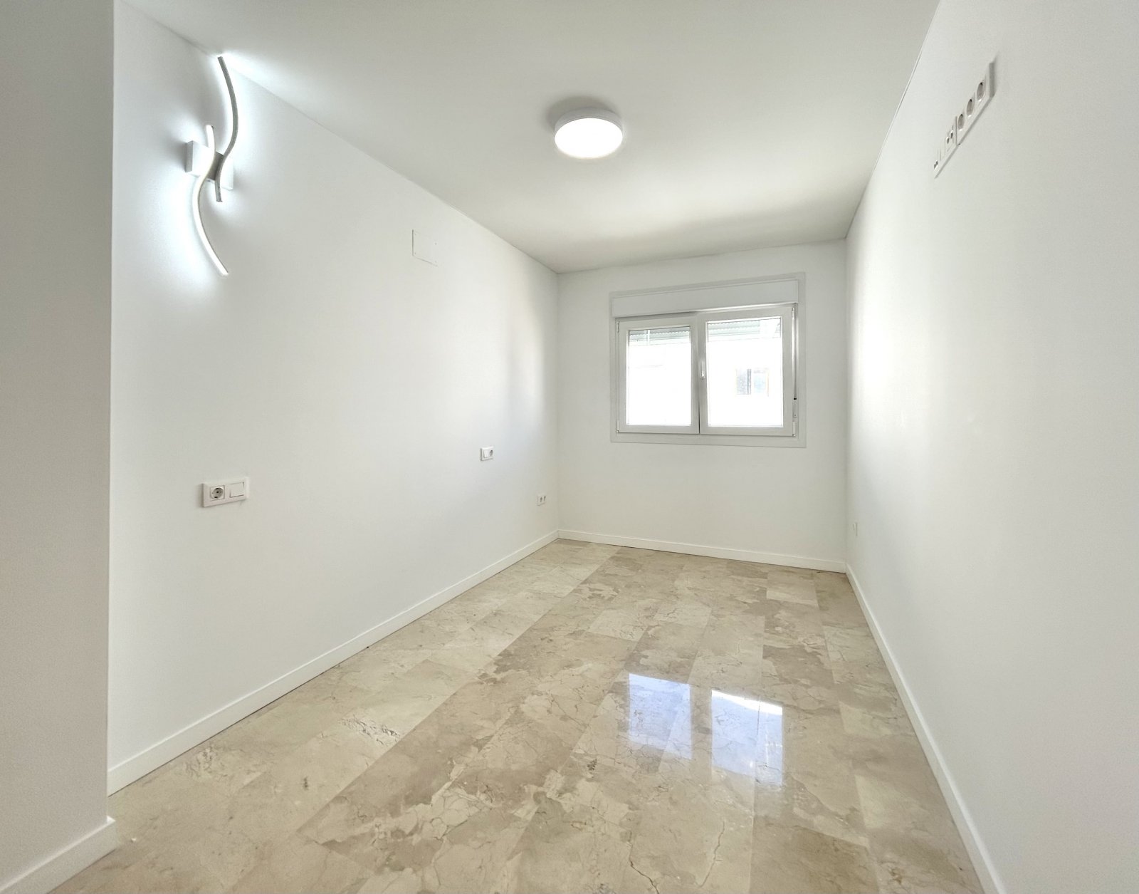 In der lebhaften Stadt Alicante (Alacant) gelegen, bietet dieses Wohnresort eine Auswahl von acht Immobilien, darunter Wohnungen, Erdgeschosse und Pe