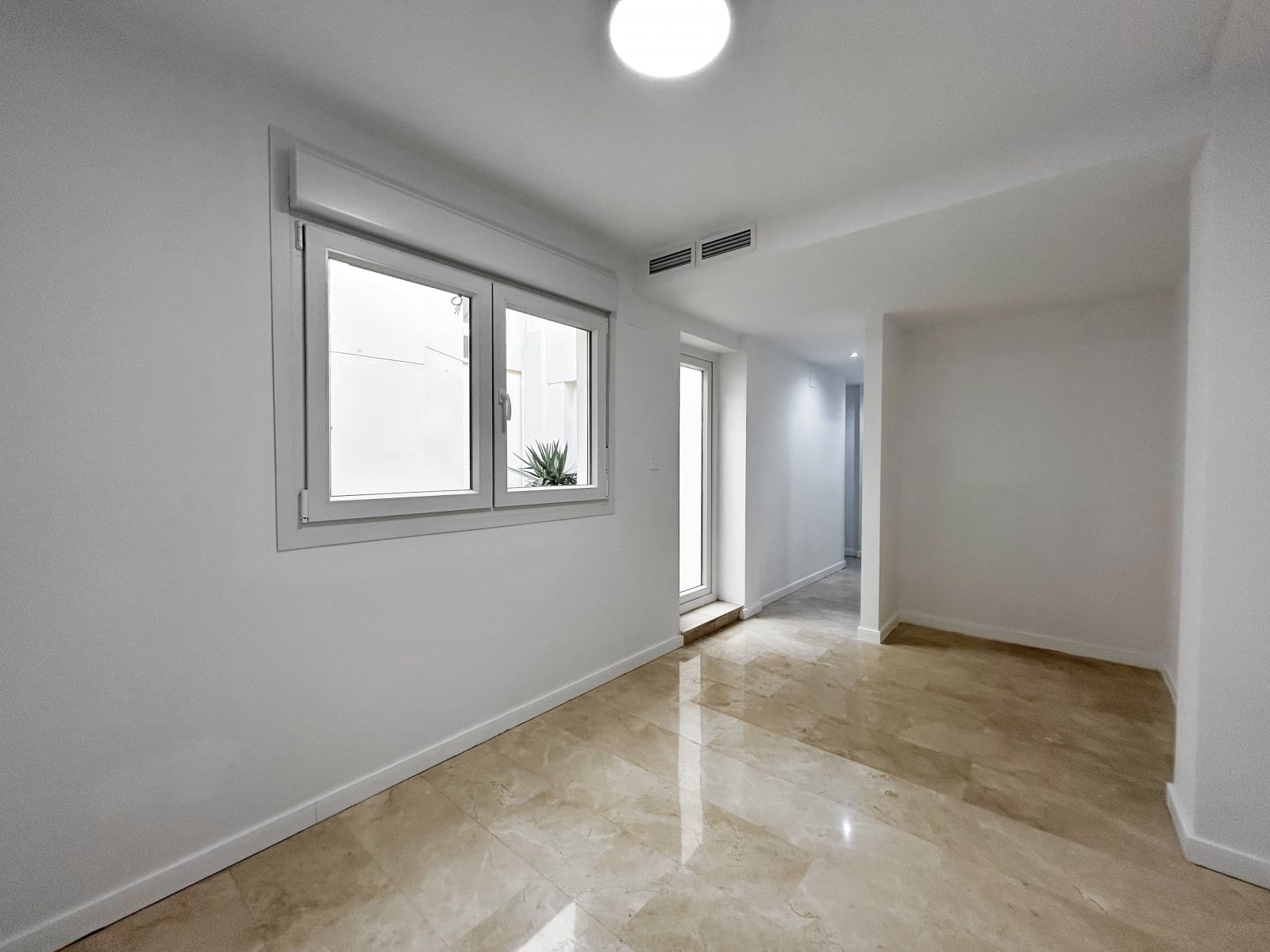 In der lebhaften Stadt Alicante (Alacant) gelegen, bietet dieses Wohnresort eine Auswahl von acht Immobilien, darunter Wohnungen, Erdgeschosse und Pe