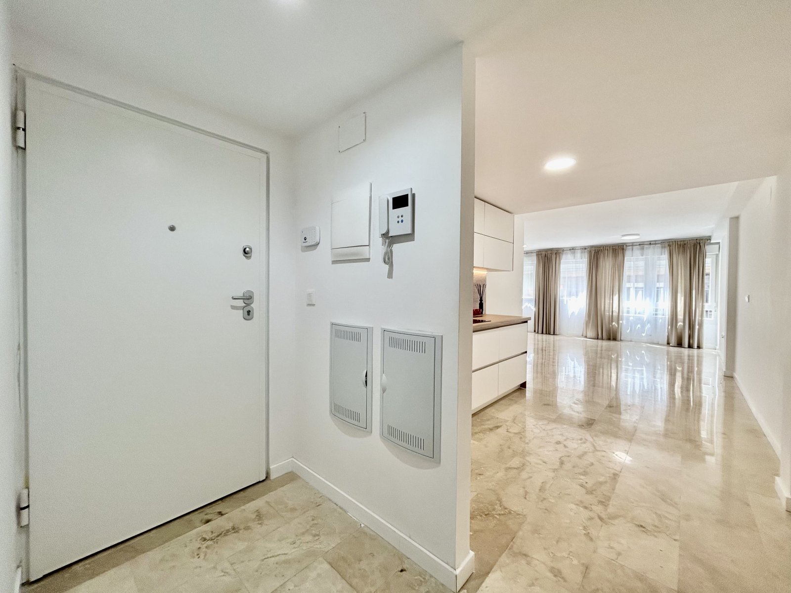 In der lebhaften Stadt Alicante (Alacant) gelegen, bietet dieses Wohnresort eine Auswahl von acht Immobilien, darunter Wohnungen, Erdgeschosse und Pe