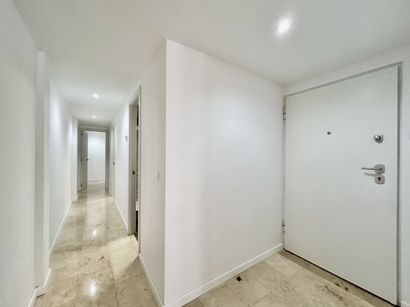 In der lebhaften Stadt Alicante (Alacant) gelegen, bietet dieses Wohnresort eine Auswahl von acht Immobilien, darunter Wohnungen, Erdgeschosse und Pe
