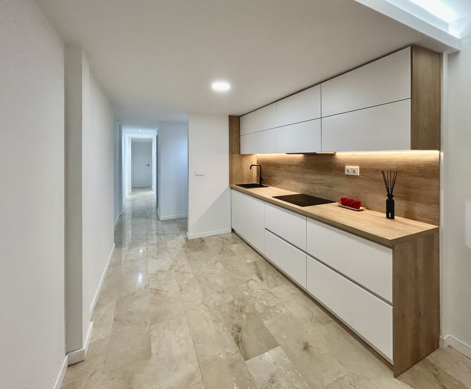In der lebhaften Stadt Alicante (Alacant) gelegen, bietet dieses Wohnresort eine Auswahl von acht Immobilien, darunter Wohnungen, Erdgeschosse und Pe