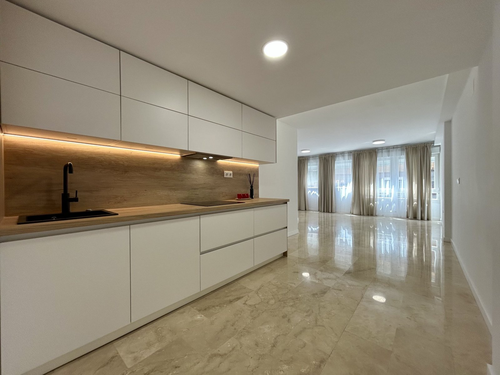 In der lebhaften Stadt Alicante (Alacant) gelegen, bietet dieses Wohnresort eine Auswahl von acht Immobilien, darunter Wohnungen, Erdgeschosse und Pe