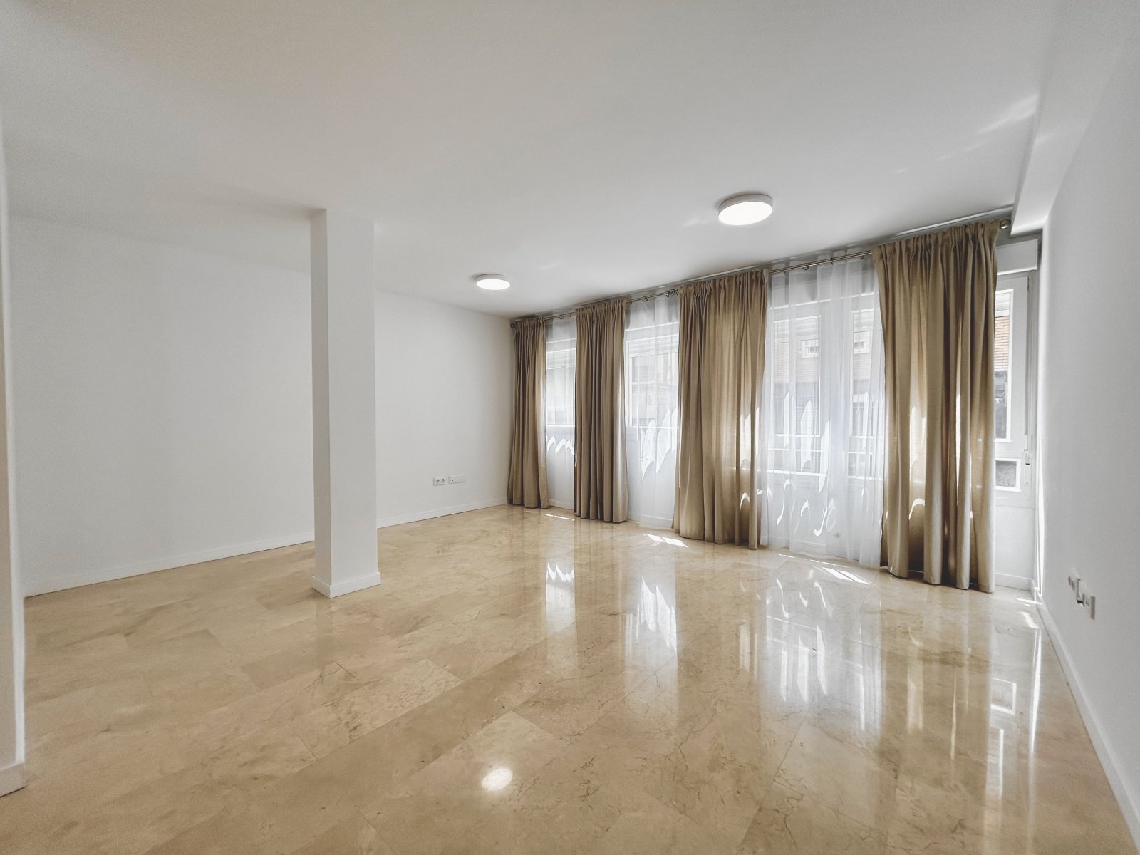 In der lebhaften Stadt Alicante (Alacant) gelegen, bietet dieses Wohnresort eine Auswahl von acht Immobilien, darunter Wohnungen, Erdgeschosse und Pe