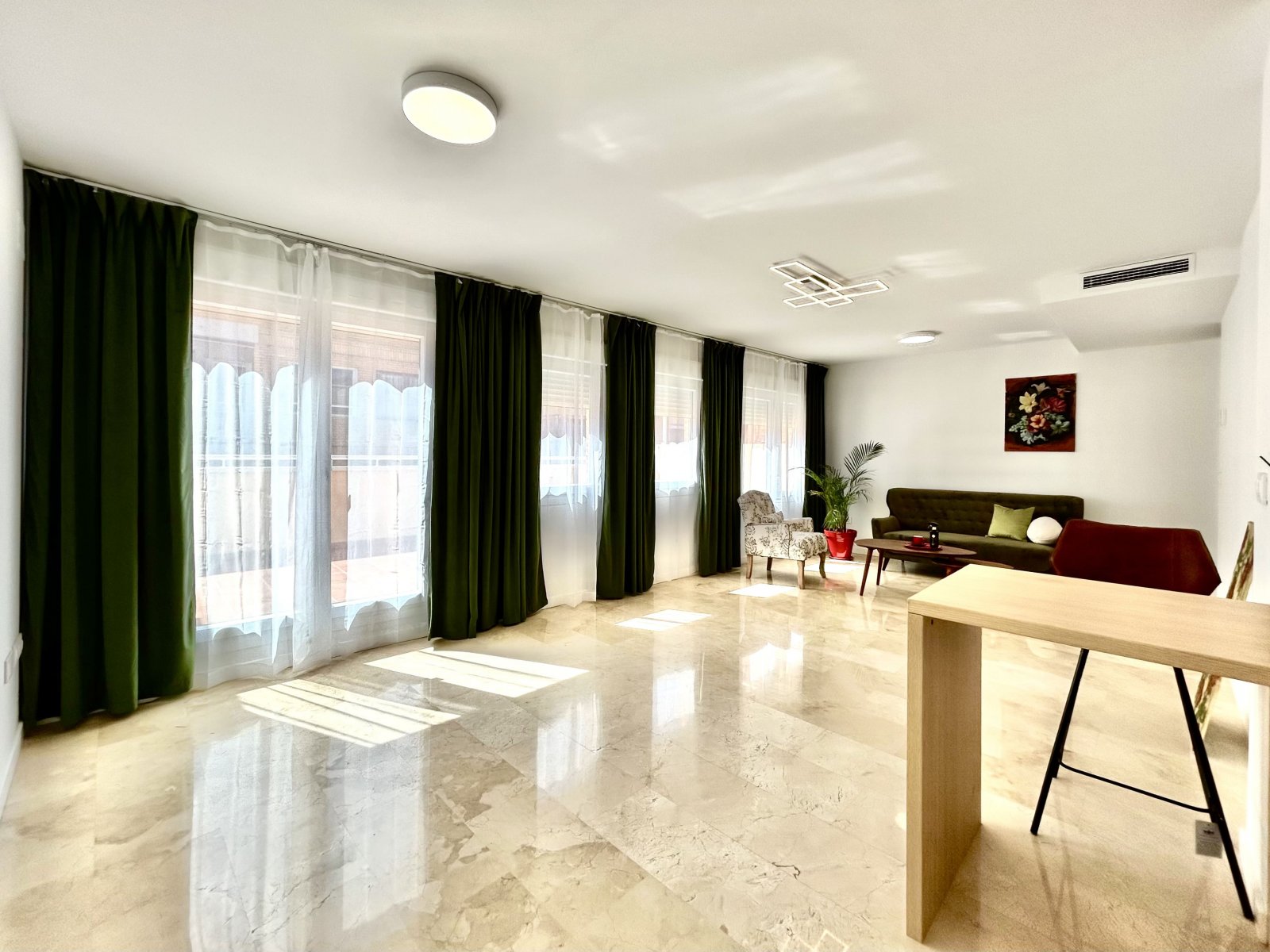 In der lebhaften Stadt Alicante (Alacant) gelegen, bietet dieses Wohnresort eine Auswahl von acht Immobilien, darunter Wohnungen, Erdgeschosse und Pe