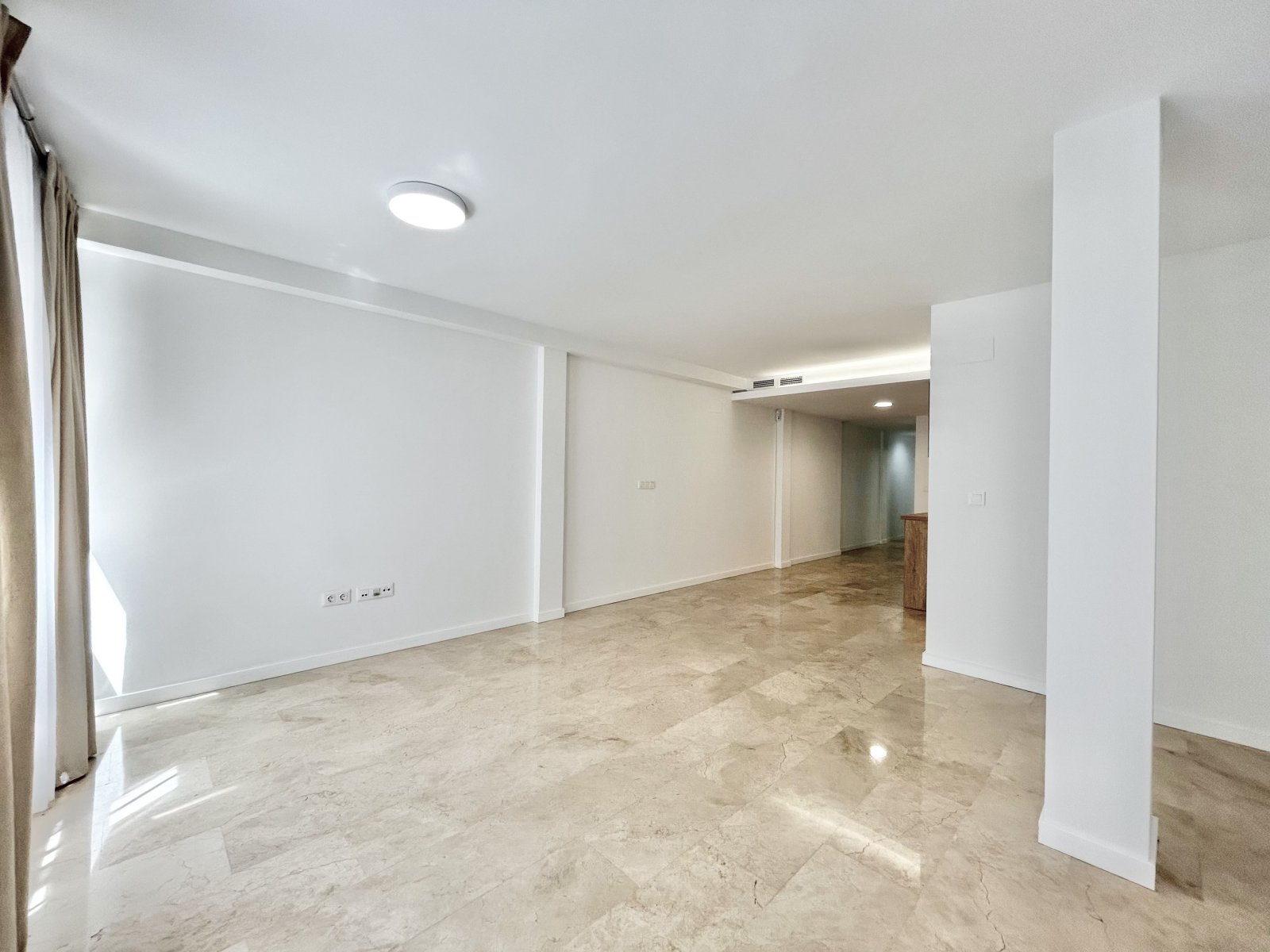 In der lebhaften Stadt Alicante (Alacant) gelegen, bietet dieses Wohnresort eine Auswahl von acht Immobilien, darunter Wohnungen, Erdgeschosse und Pe