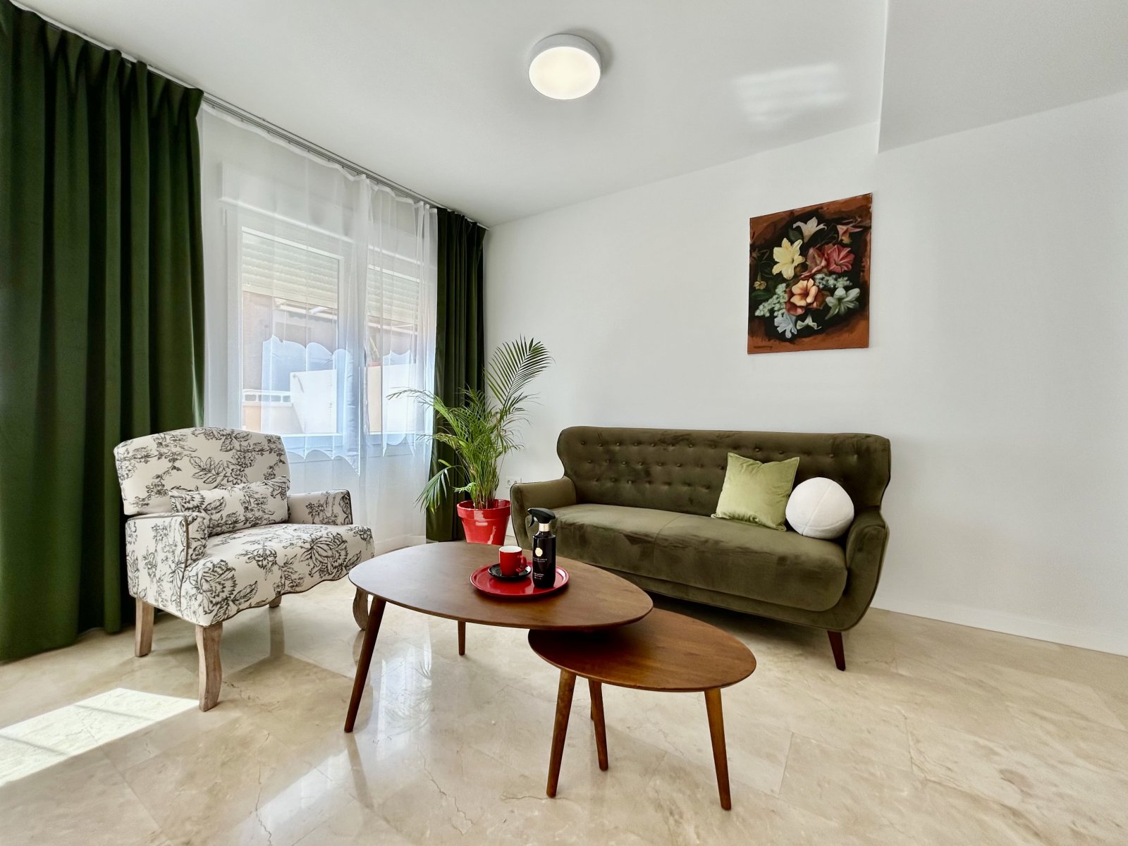In der lebhaften Stadt Alicante (Alacant) gelegen, bietet dieses Wohnresort eine Auswahl von acht Immobilien, darunter Wohnungen, Erdgeschosse und Pe